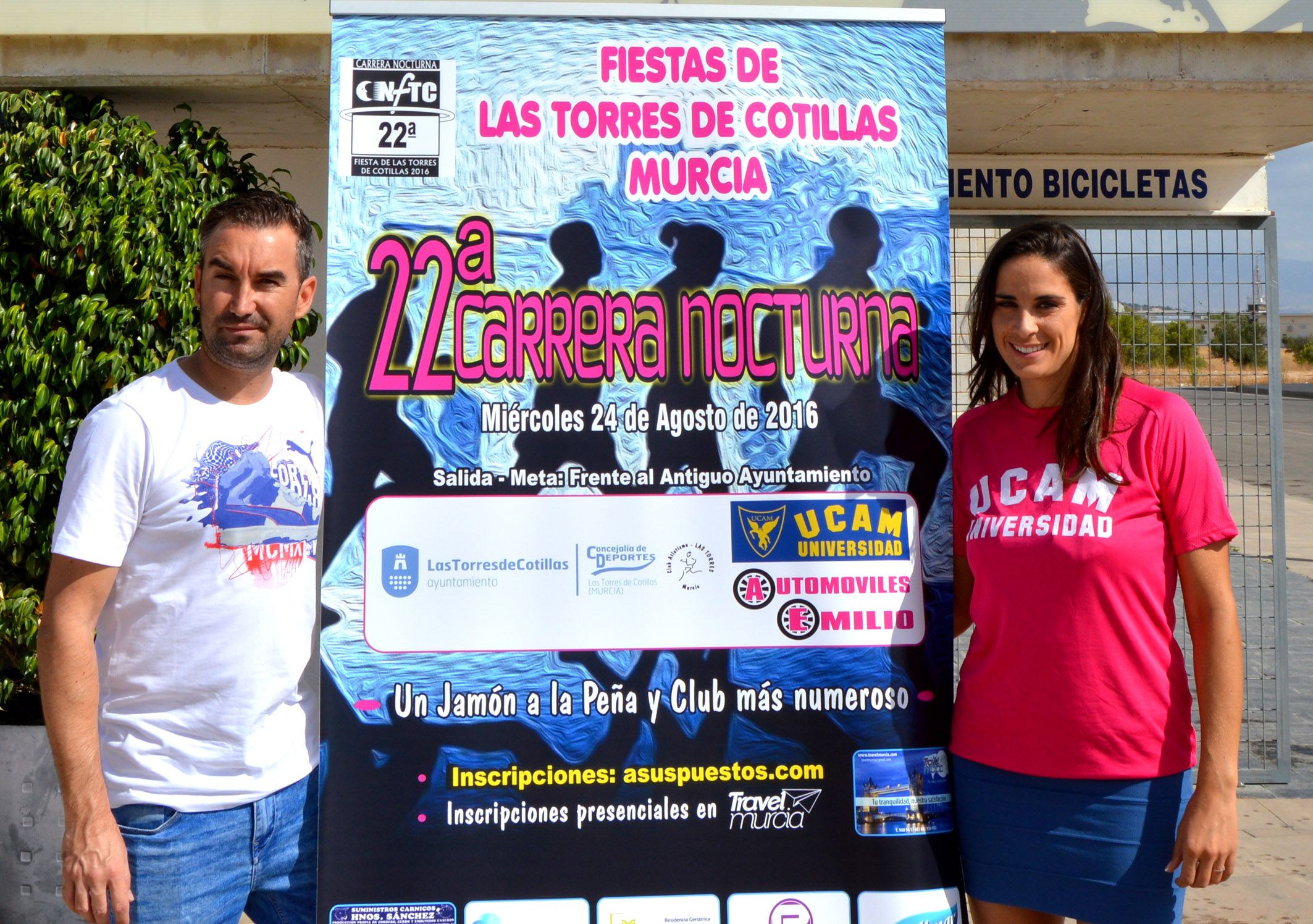 Los corredores de la XXII Carrera Nocturna Fiestas de Las Torres, con la camiseta de los deportistas del UCAM