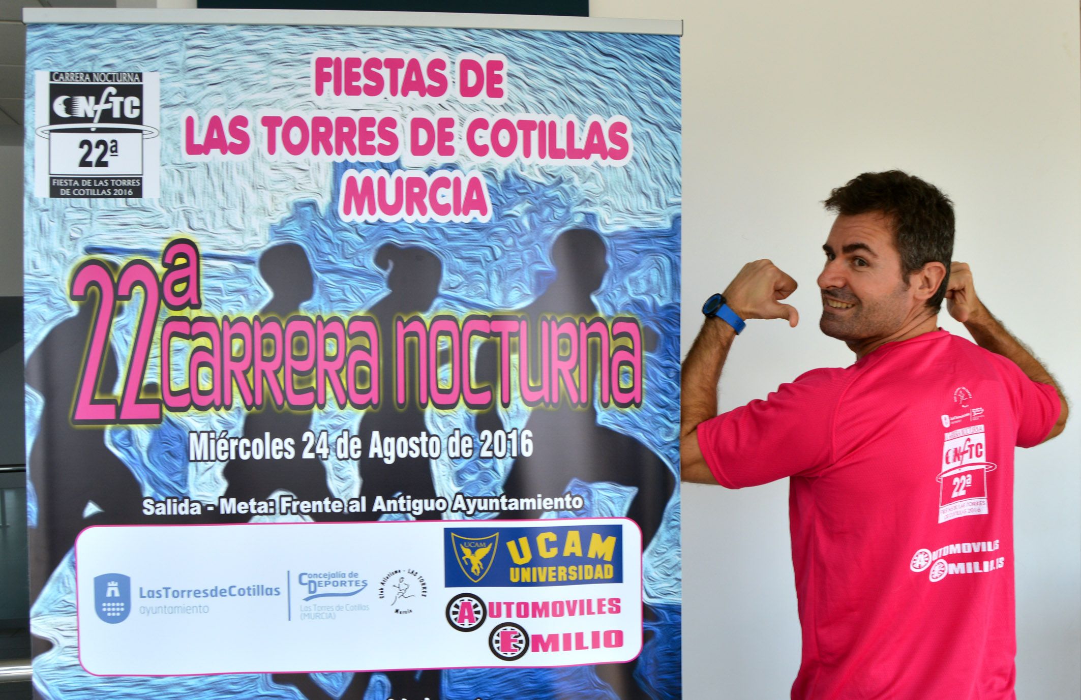 Los corredores de la XXII Carrera Nocturna Fiestas de Las Torres, con la camiseta de los deportistas del UCAM2