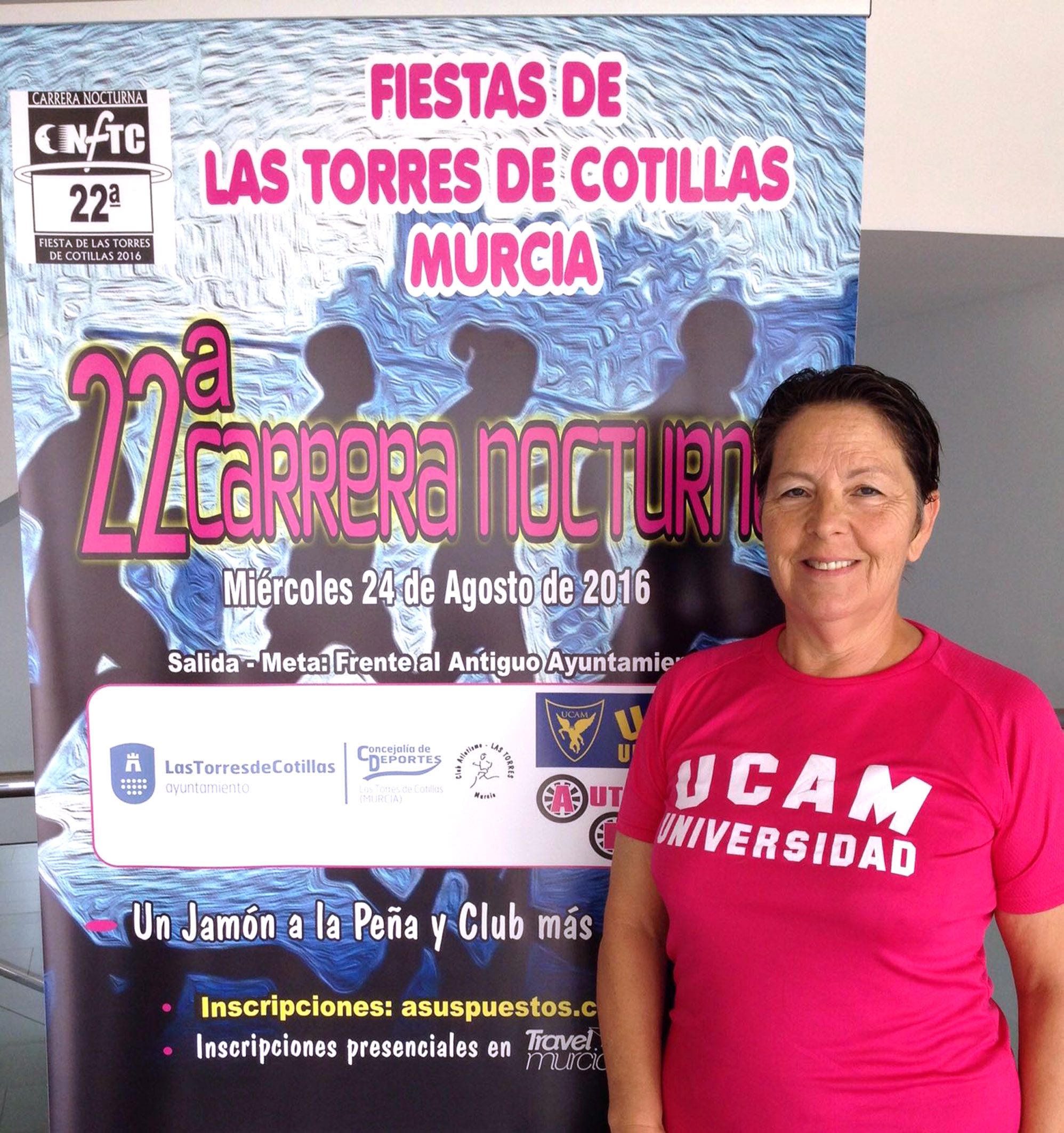 Los corredores de la XXII Carrera Nocturna Fiestas de Las Torres, con la camiseta de los deportistas del UCAM3