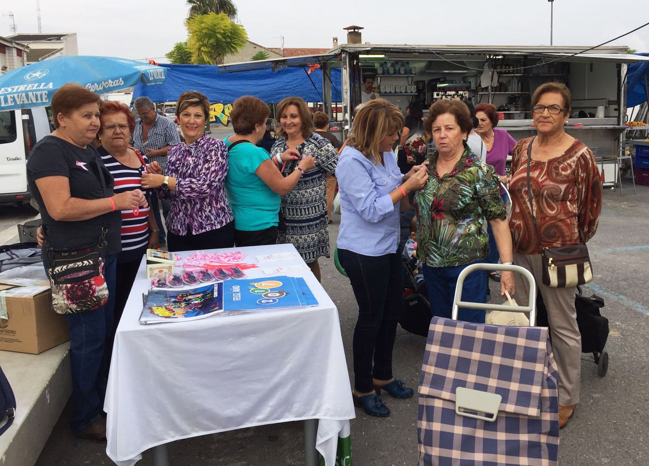 la-junta-local-torrena-de-la-aecc-celebro-el-dia-contra-el-cancer-de-mama-en-el-mercado-semanal