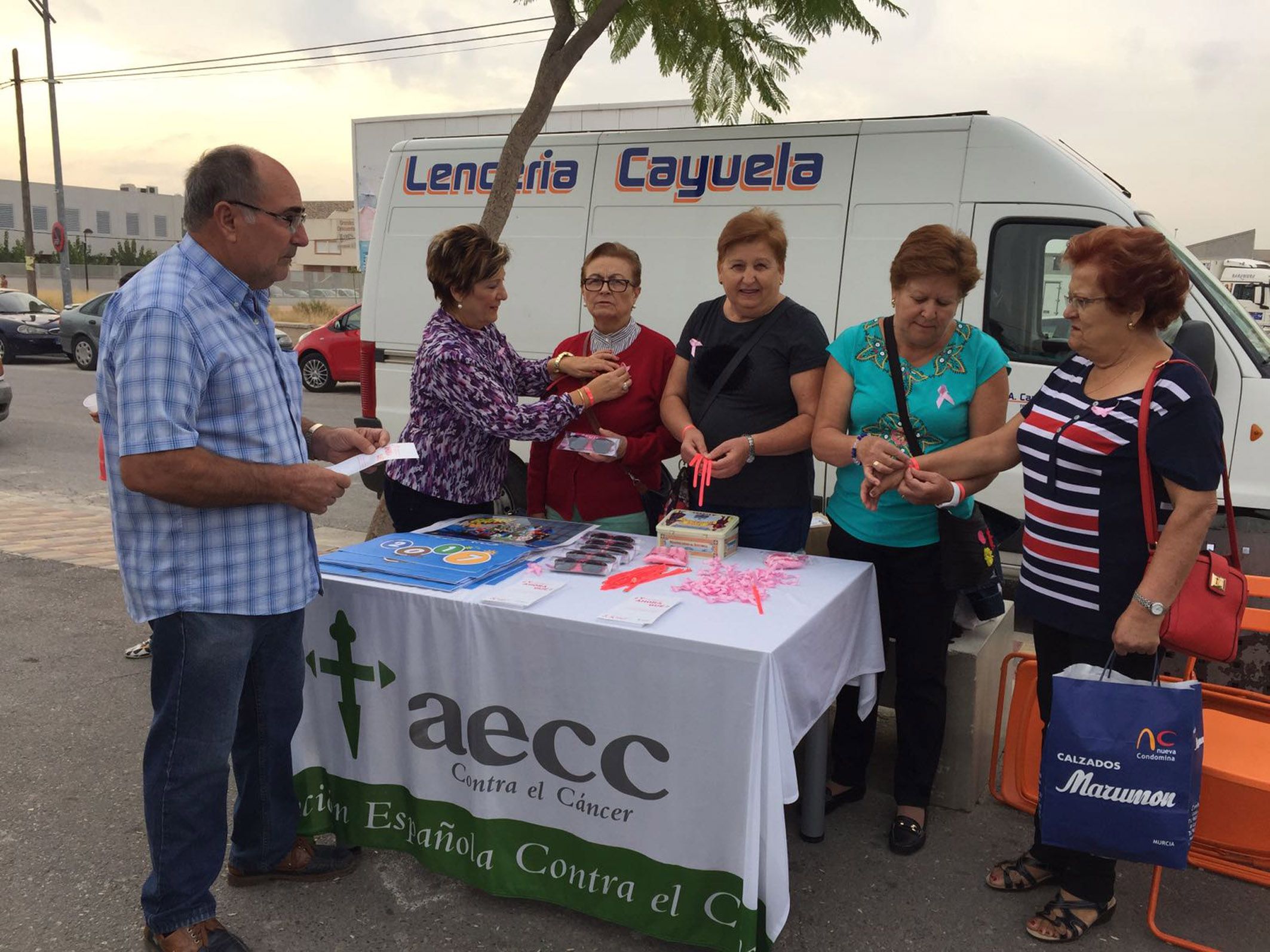 la-junta-local-torrena-de-la-aecc-celebro-el-dia-contra-el-cancer-de-mama-en-el-mercado-semanal2