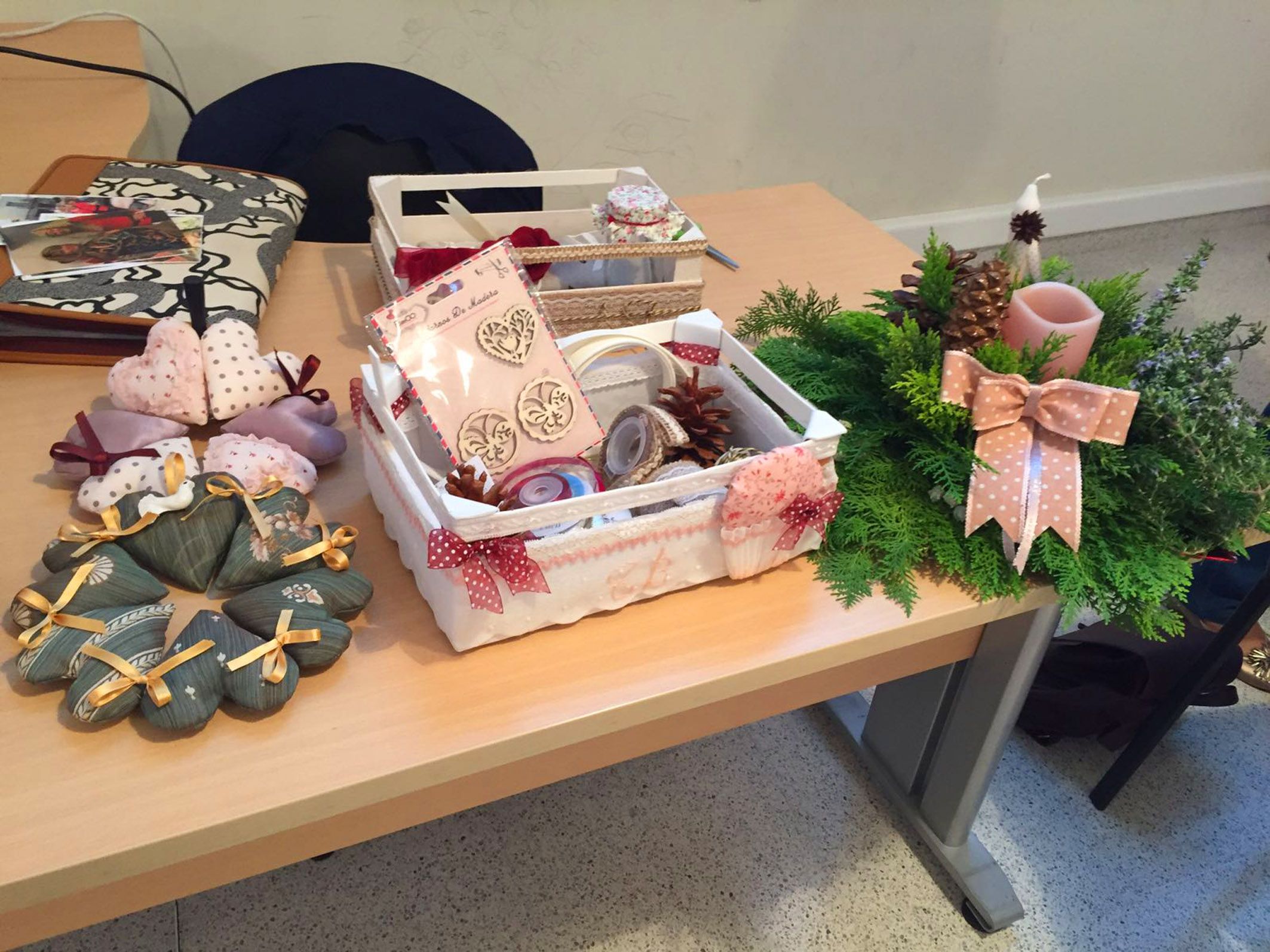 las-mujeres-de-la-asociacion-isabel-gonzalez-aprenden-a-hacer-centros-de-mesa-y-decoracion-de-navidad-con-flores2