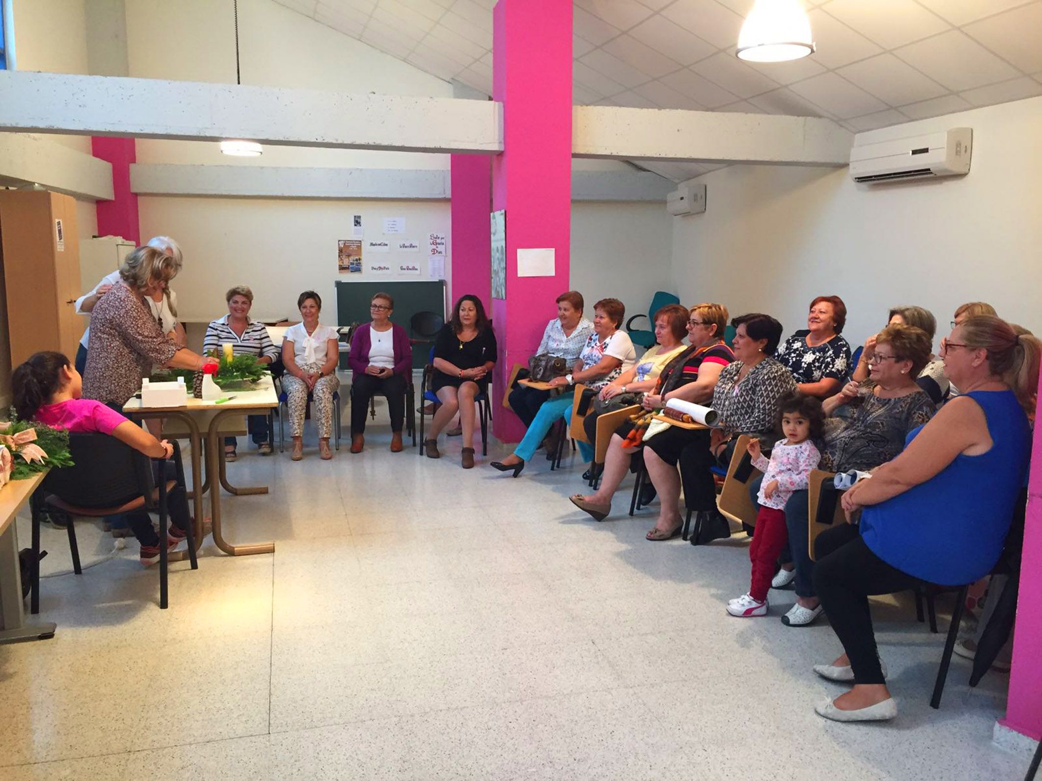 las-mujeres-de-la-asociacion-isabel-gonzalez-aprenden-a-hacer-centros-de-mesa-y-decoracion-de-navidad-con-flores3