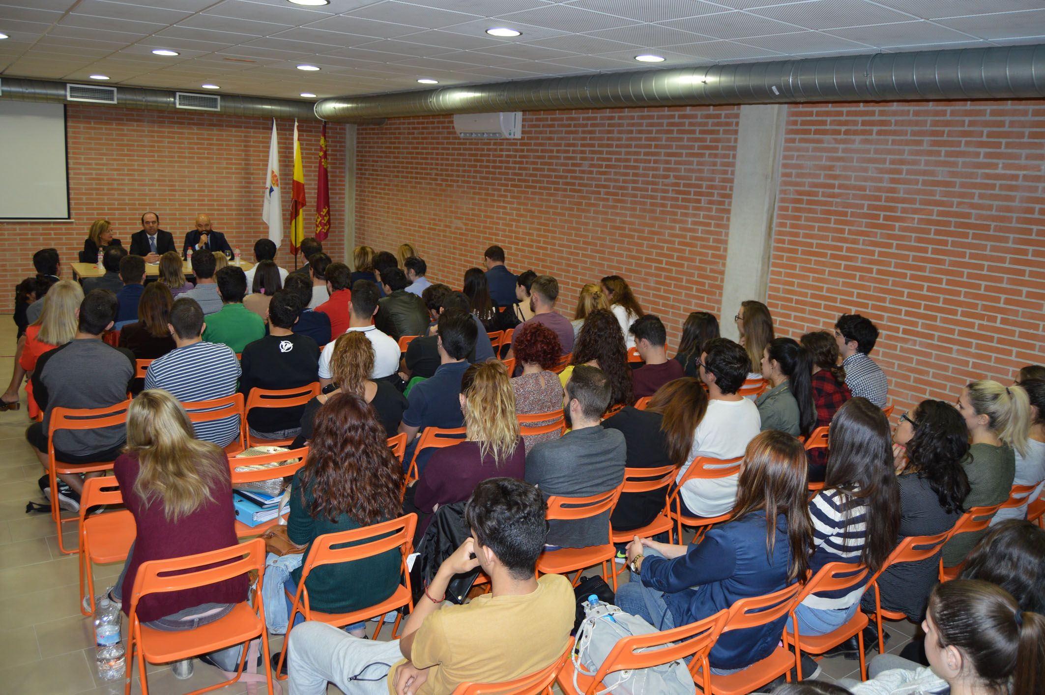 charla-del-secretario-de-estado-de-comercio-en-el-ies-la-florida-de-las-torres-de-cotillas5