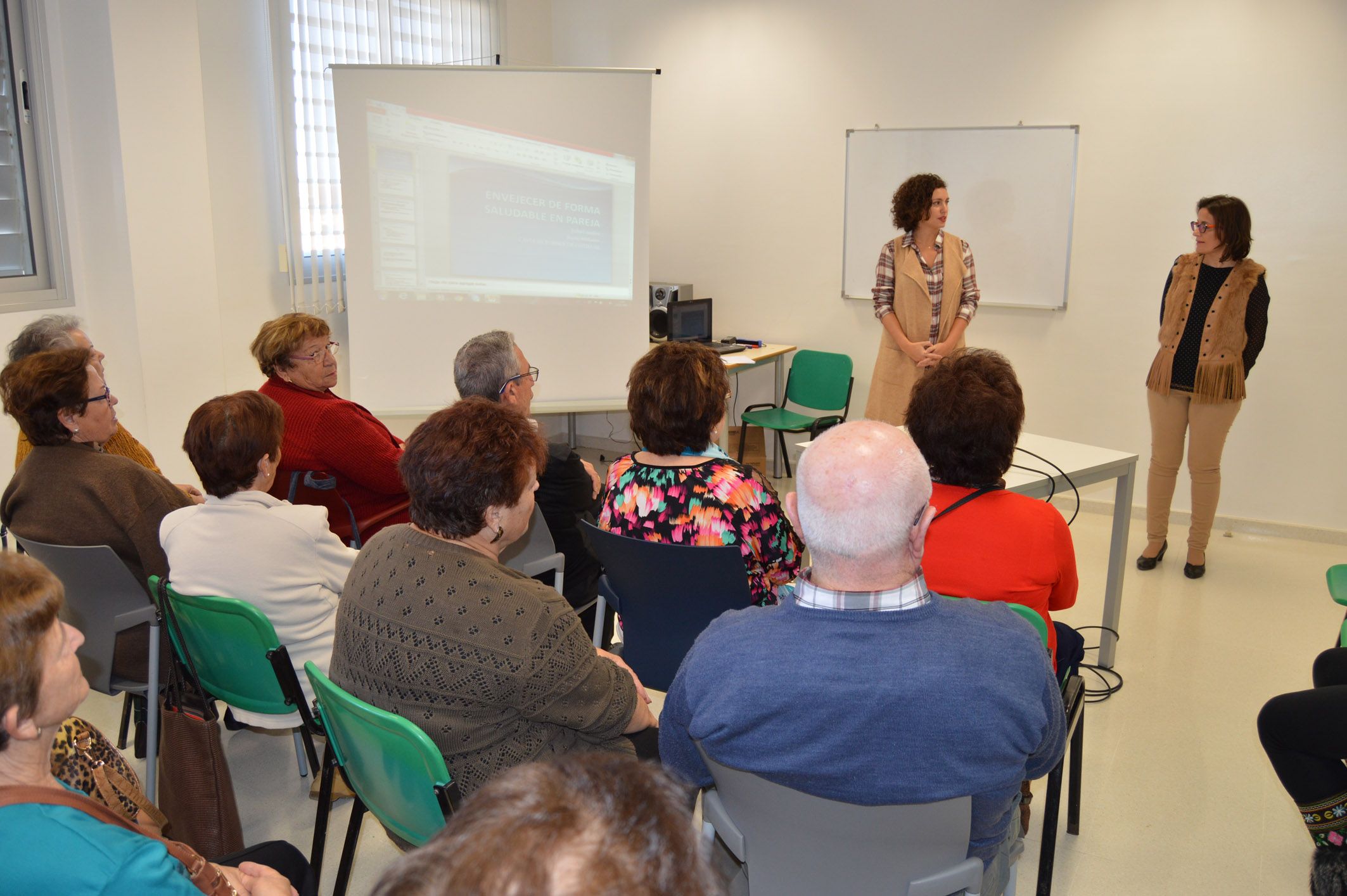 el-cavi-ofrece-en-el-centro-social-de-mayores-una-charla-de-sensibilizacion-contra-la-violencia-de-genero-2