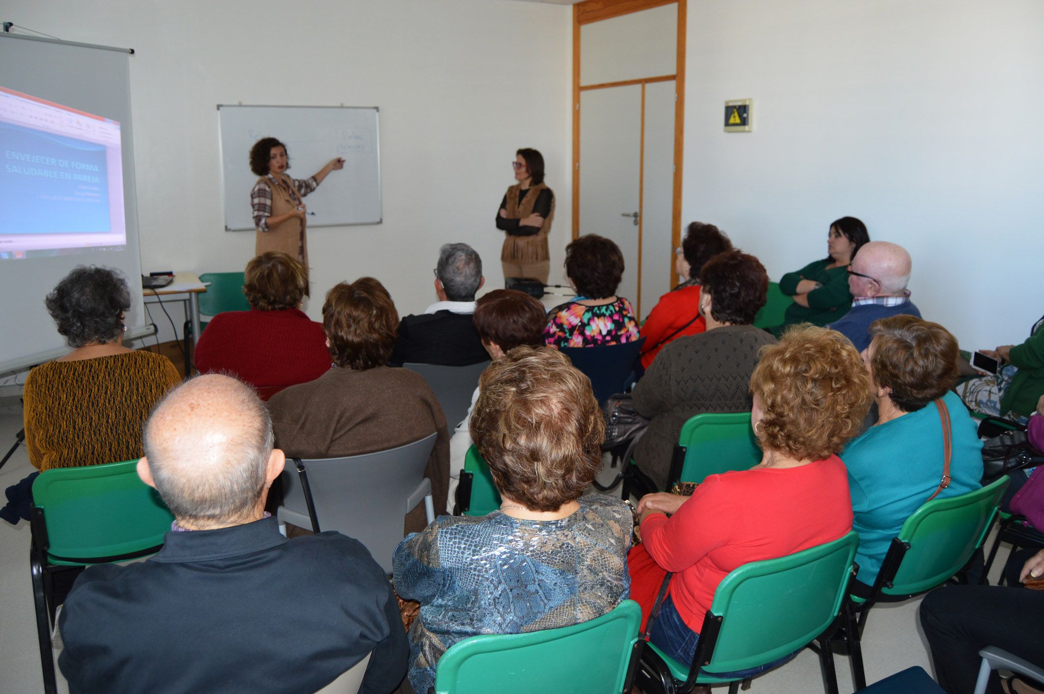 el-cavi-ofrece-en-el-centro-social-de-mayores-una-charla-de-sensibilizacion-contra-la-violencia-de-genero-3