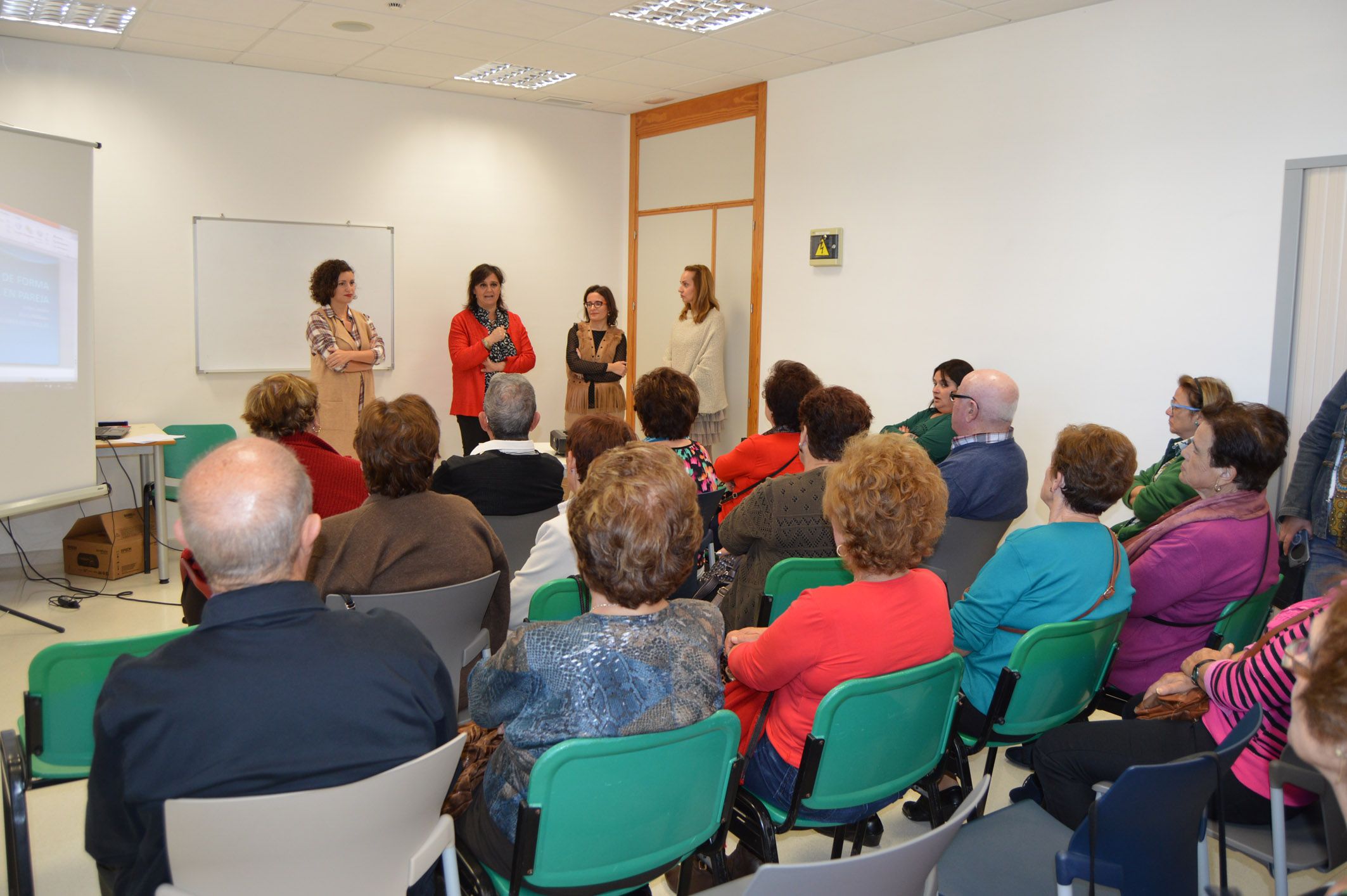 el-cavi-ofrece-en-el-centro-social-de-mayores-una-charla-de-sensibilizacion-contra-la-violencia-de-genero