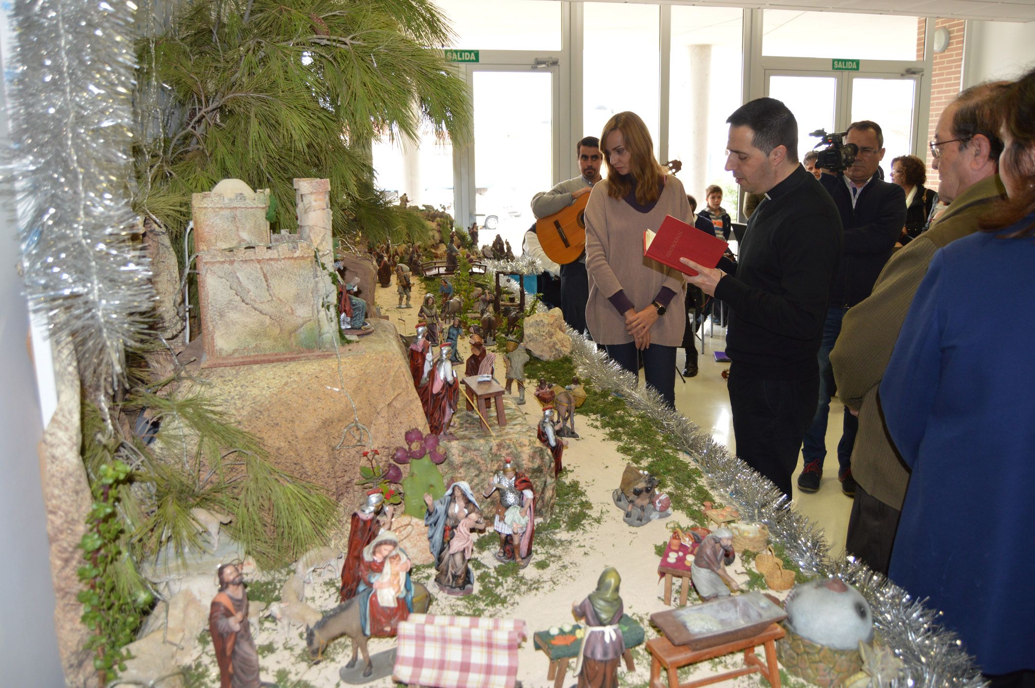 el-centro-de-las-personas-mayores-ya-disfruta-de-su-belen-estas-navidades3