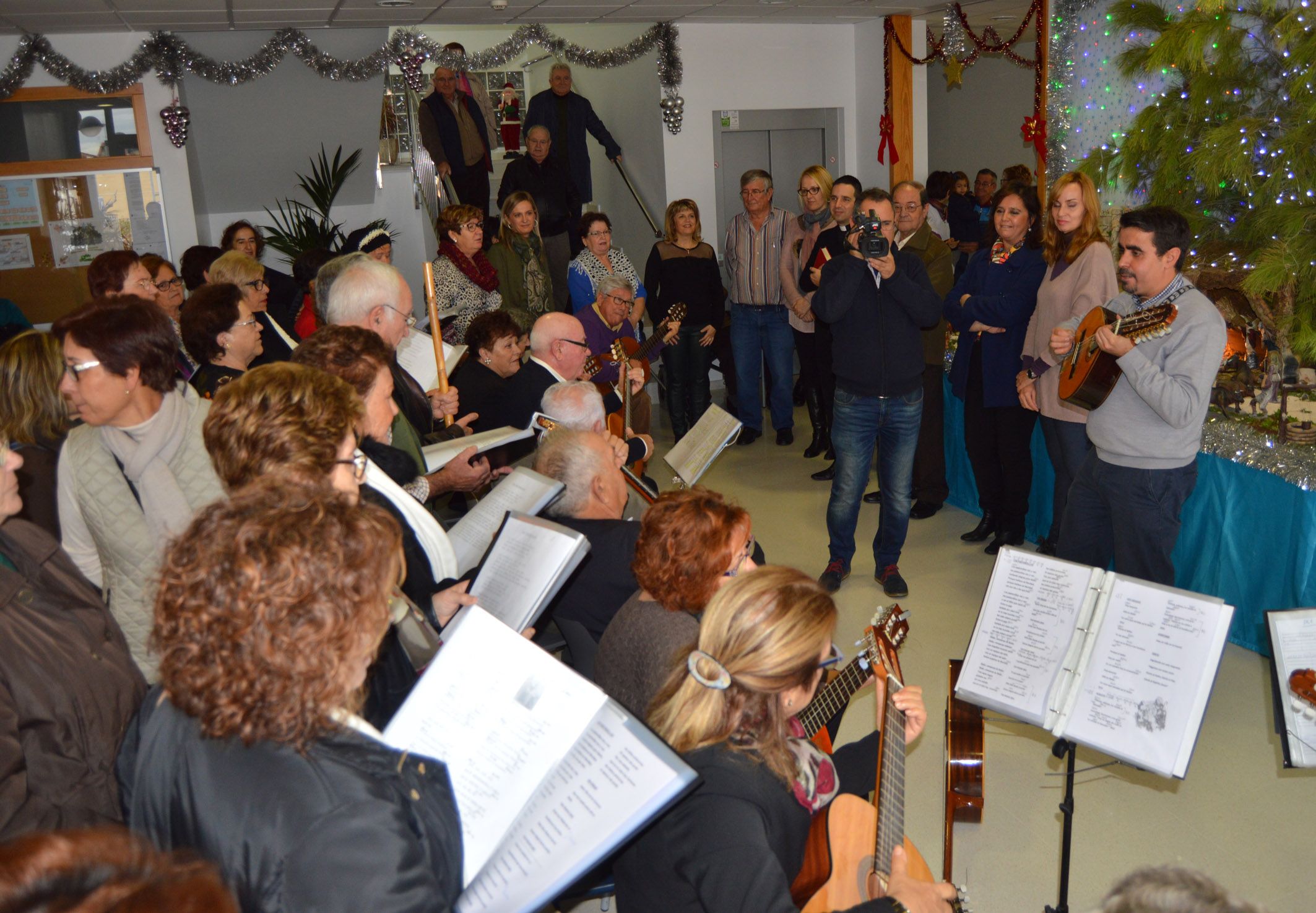 el-centro-de-las-personas-mayores-ya-disfruta-de-su-belen-estas-navidades5