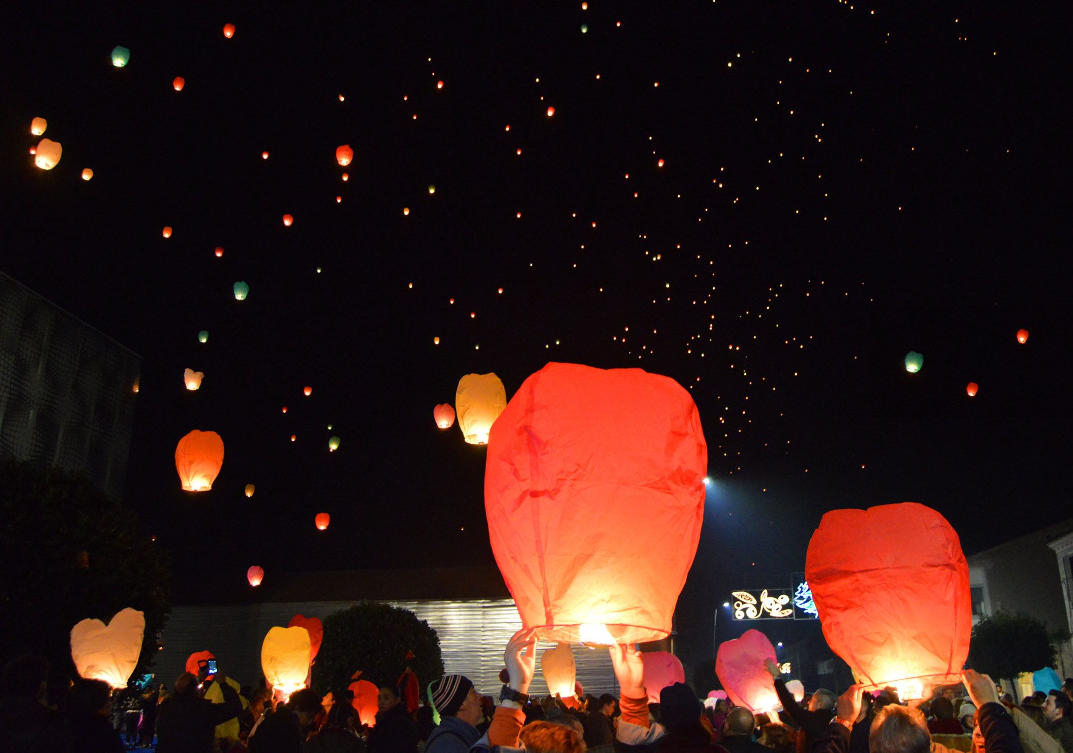 la-navidad-torrena-se-ilumina-con-la-solidaridad-de-3-500-farolillos-voladores