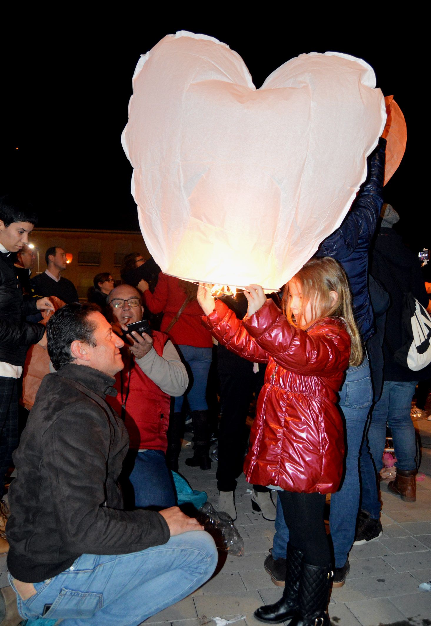 la-navidad-torrena-se-ilumina-con-la-solidaridad-de-3-500-farolillos-voladores3