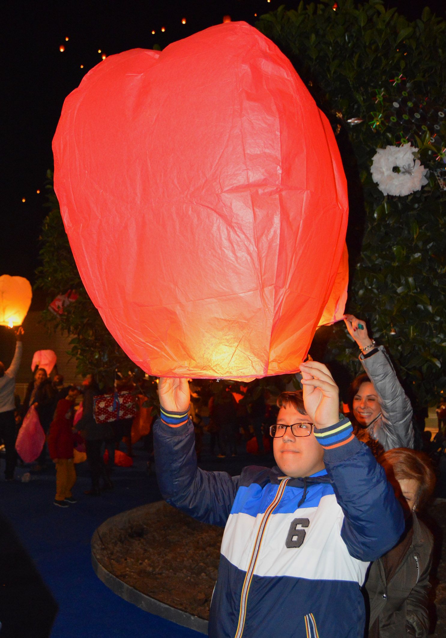 la-navidad-torrena-se-ilumina-con-la-solidaridad-de-3-500-farolillos-voladores4