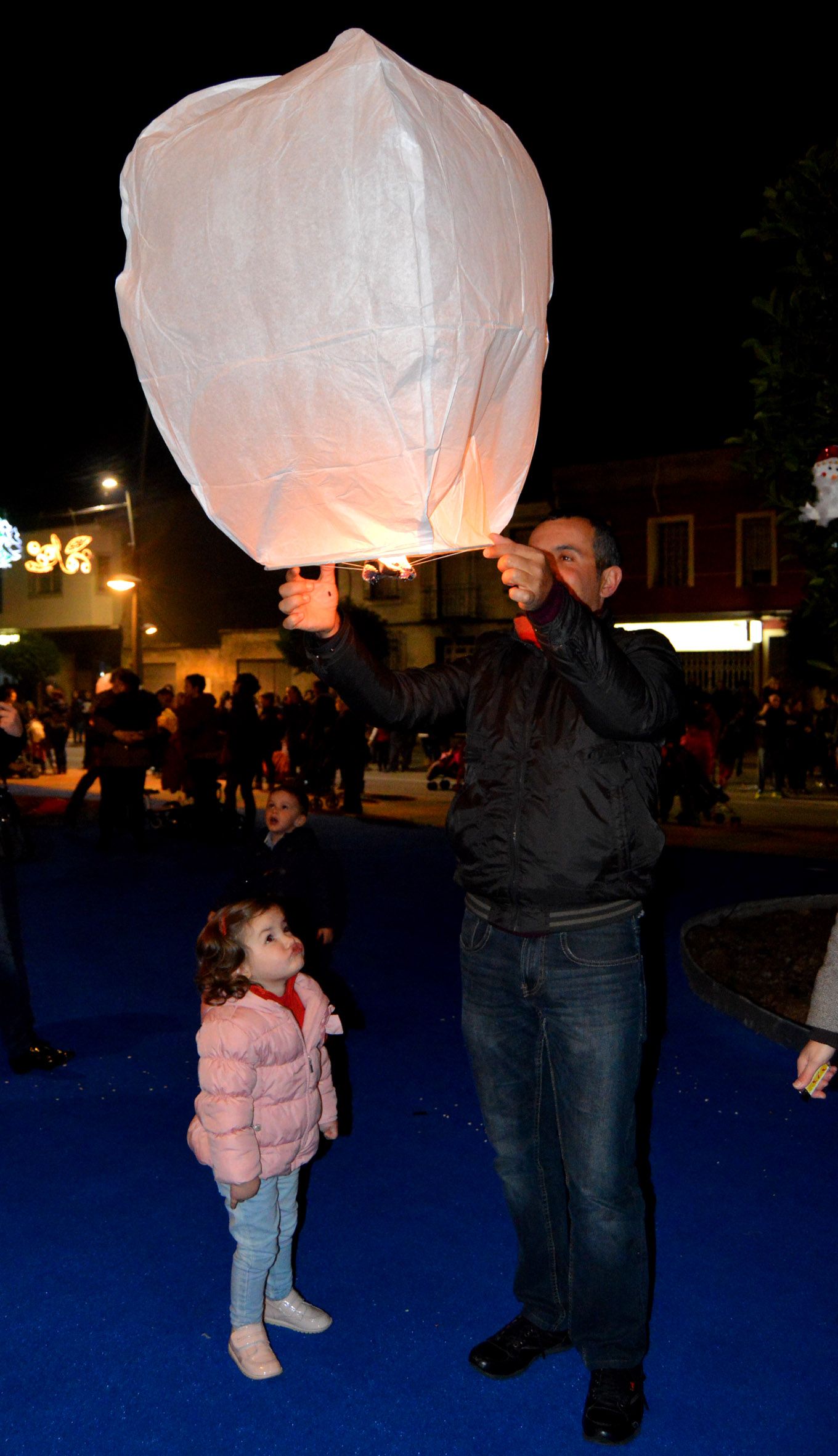 la-navidad-torrena-se-ilumina-con-la-solidaridad-de-3-500-farolillos-voladores5