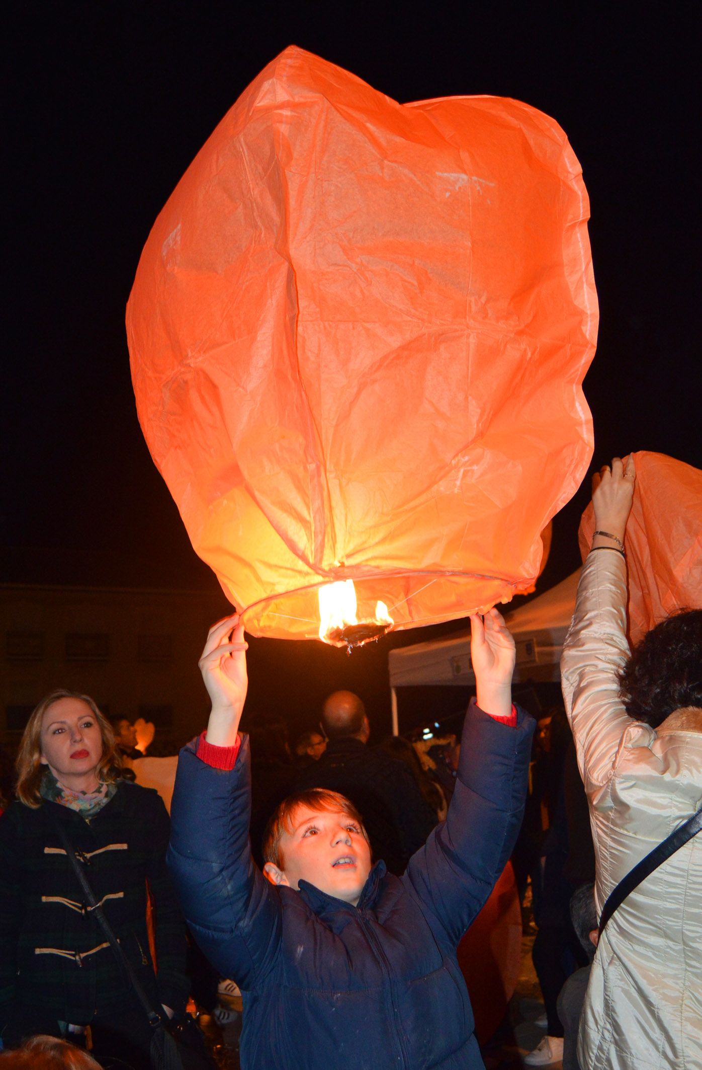 la-navidad-torrena-se-ilumina-con-la-solidaridad-de-3-500-farolillos-voladores8