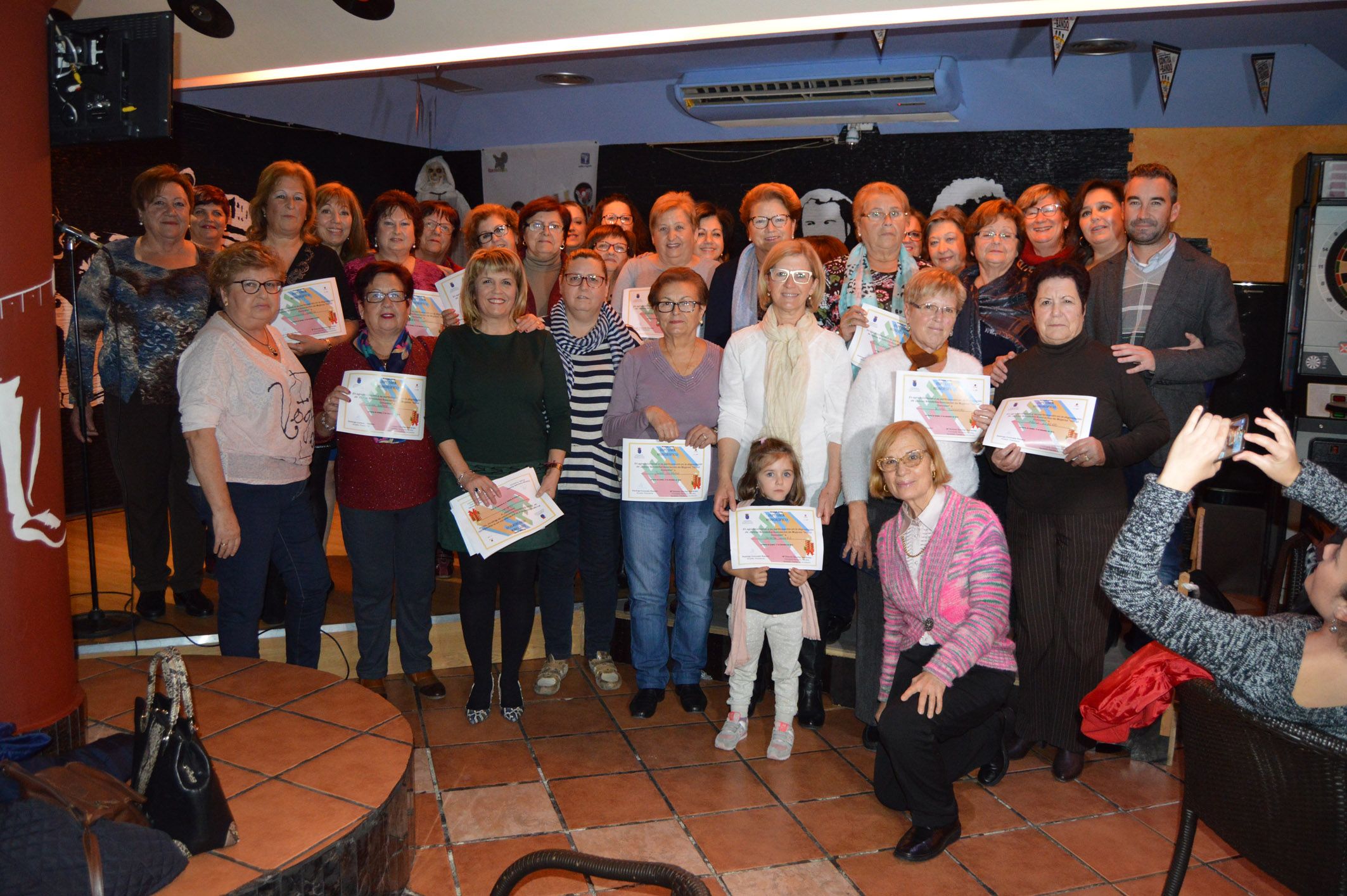 la-asociacion-de-mujeres-isabel-gonzalez-le-da-un-ano-mas-su-toque-dulce-a-la-navidad