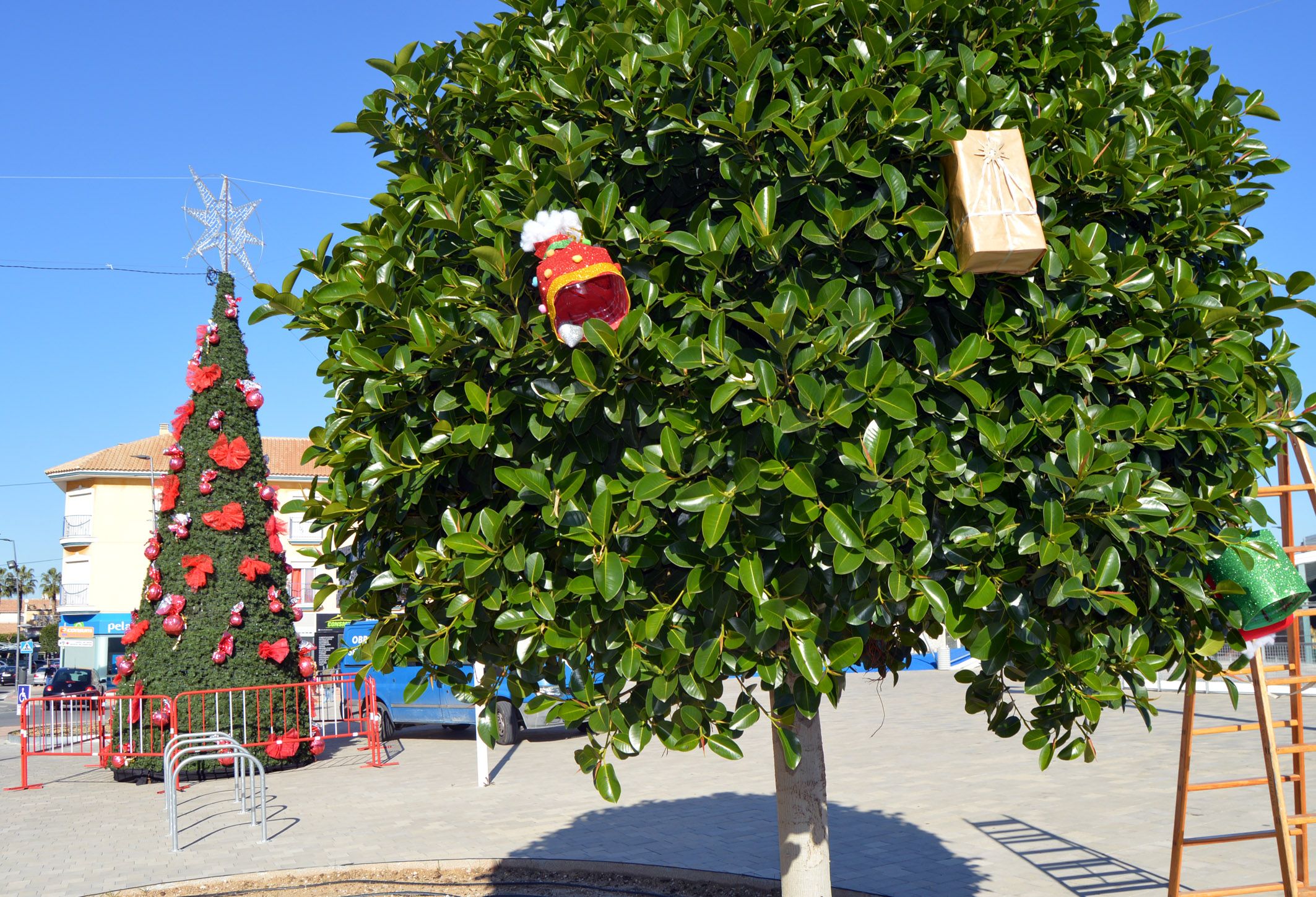 los-escolares-le-dan-su-toque-con-materiales-reciclados-a-la-navidad-torrena3