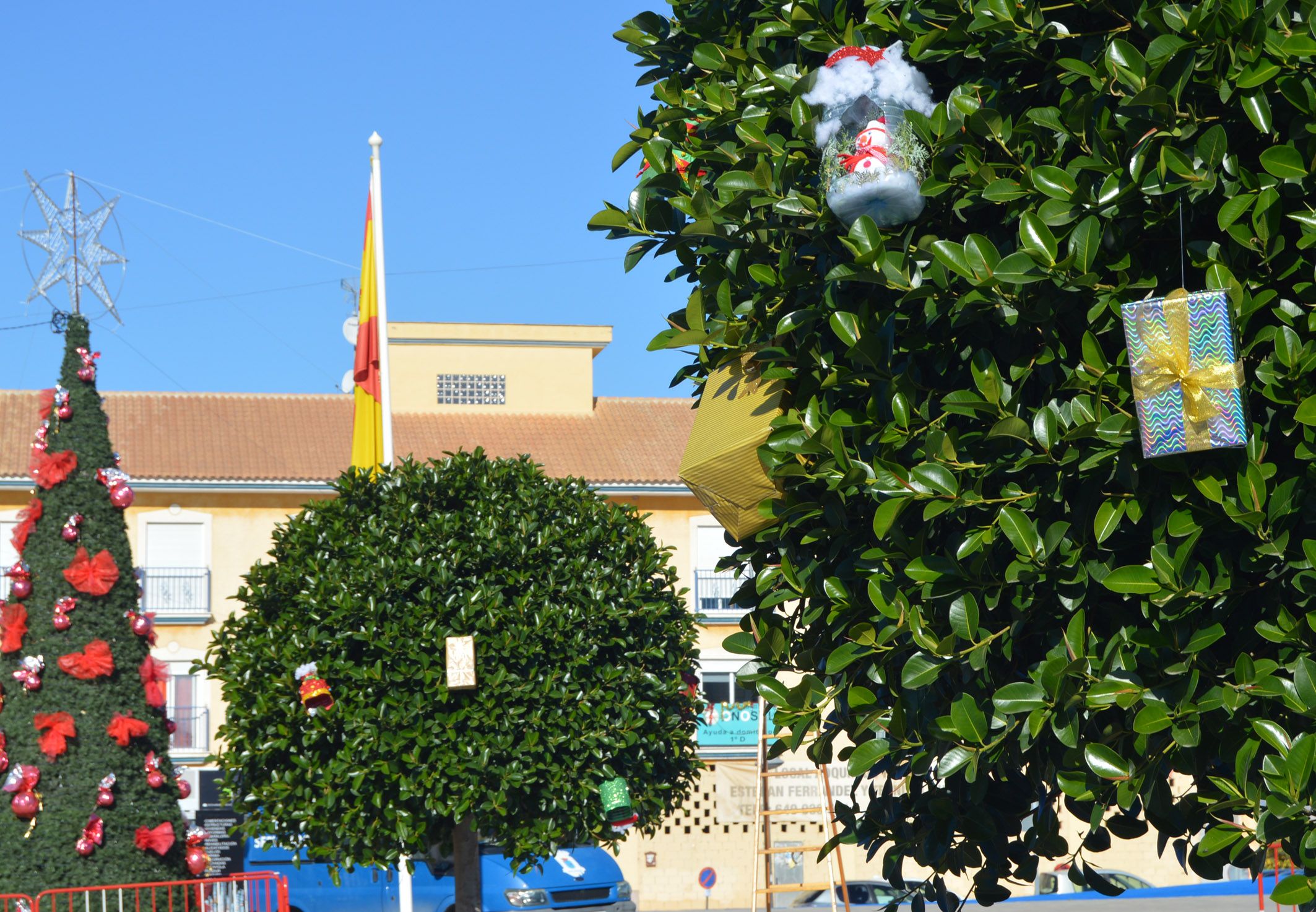 los-escolares-le-dan-su-toque-con-materiales-reciclados-a-la-navidad-torrena4