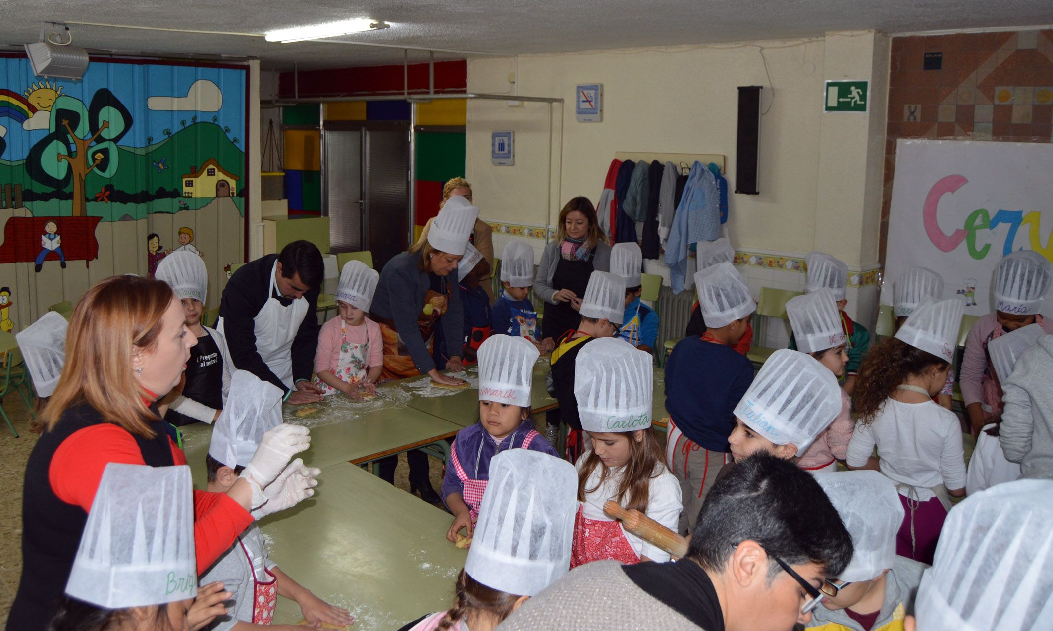 los-ninos-del-colegio-cervantes-se-divierten-con-un-taller-de-dulces-navidenos3