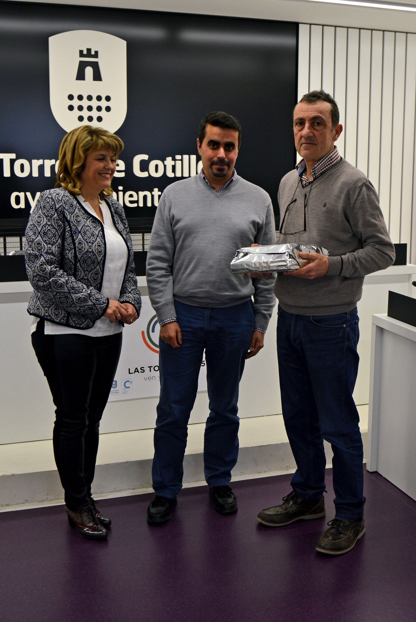 El Ayuntamiento homenajea a los colegios participantes en la campaña medioambiental de decoración navideña2
