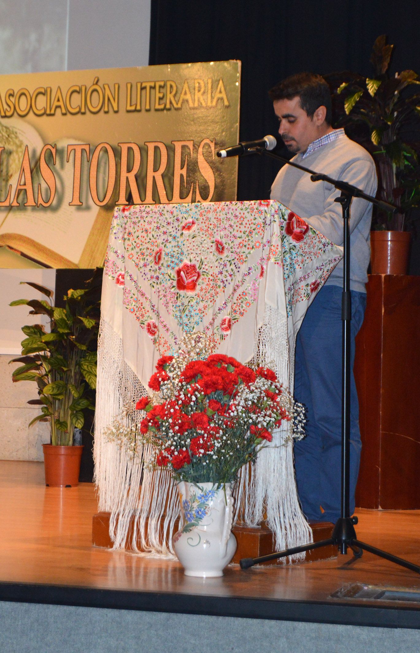 La poetisa Caty Cano presenta su obra Un río de amores con la Asociación Literaria Las Torres 3