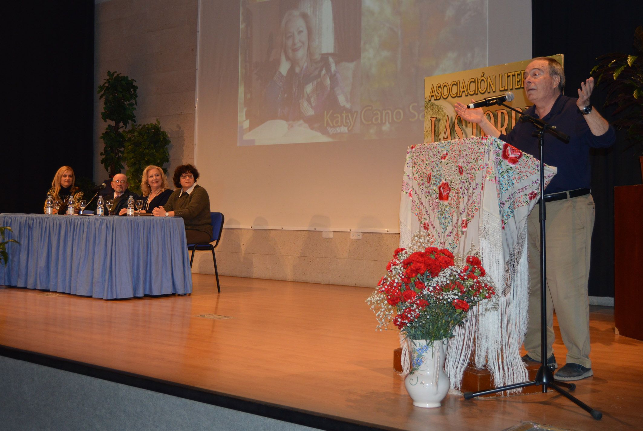 La poetisa Caty Cano presenta su obra Un río de amores con la Asociación Literaria Las Torres 4