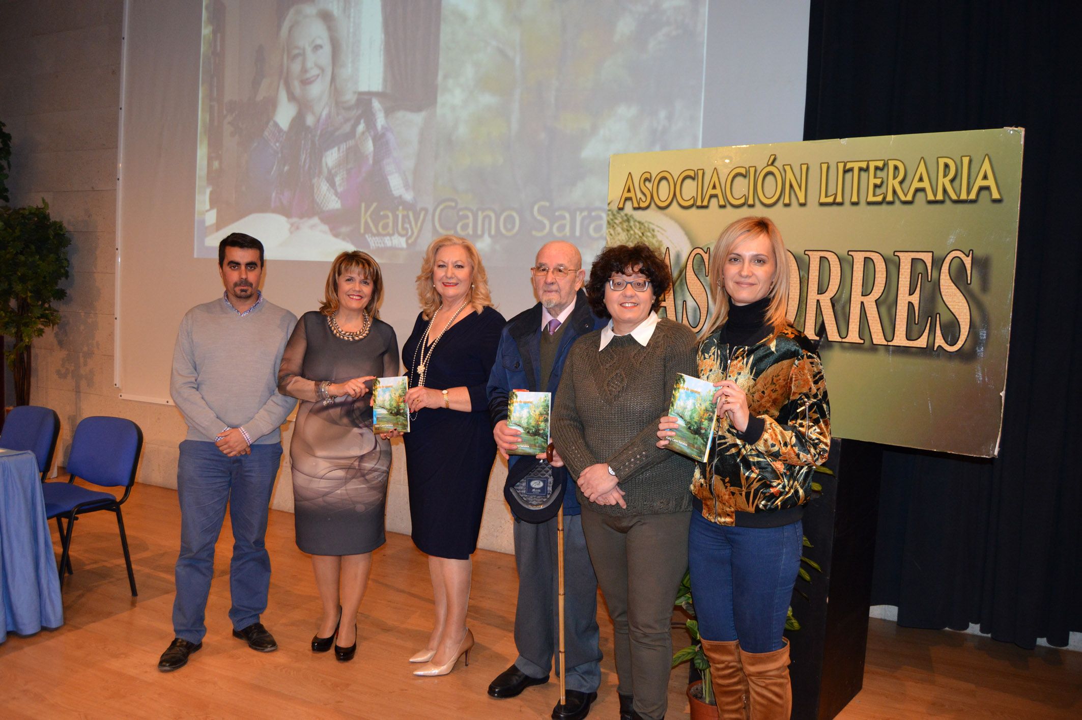 La poetisa Caty Cano presenta su obra Un río de amores con la Asociación Literaria Las Torres