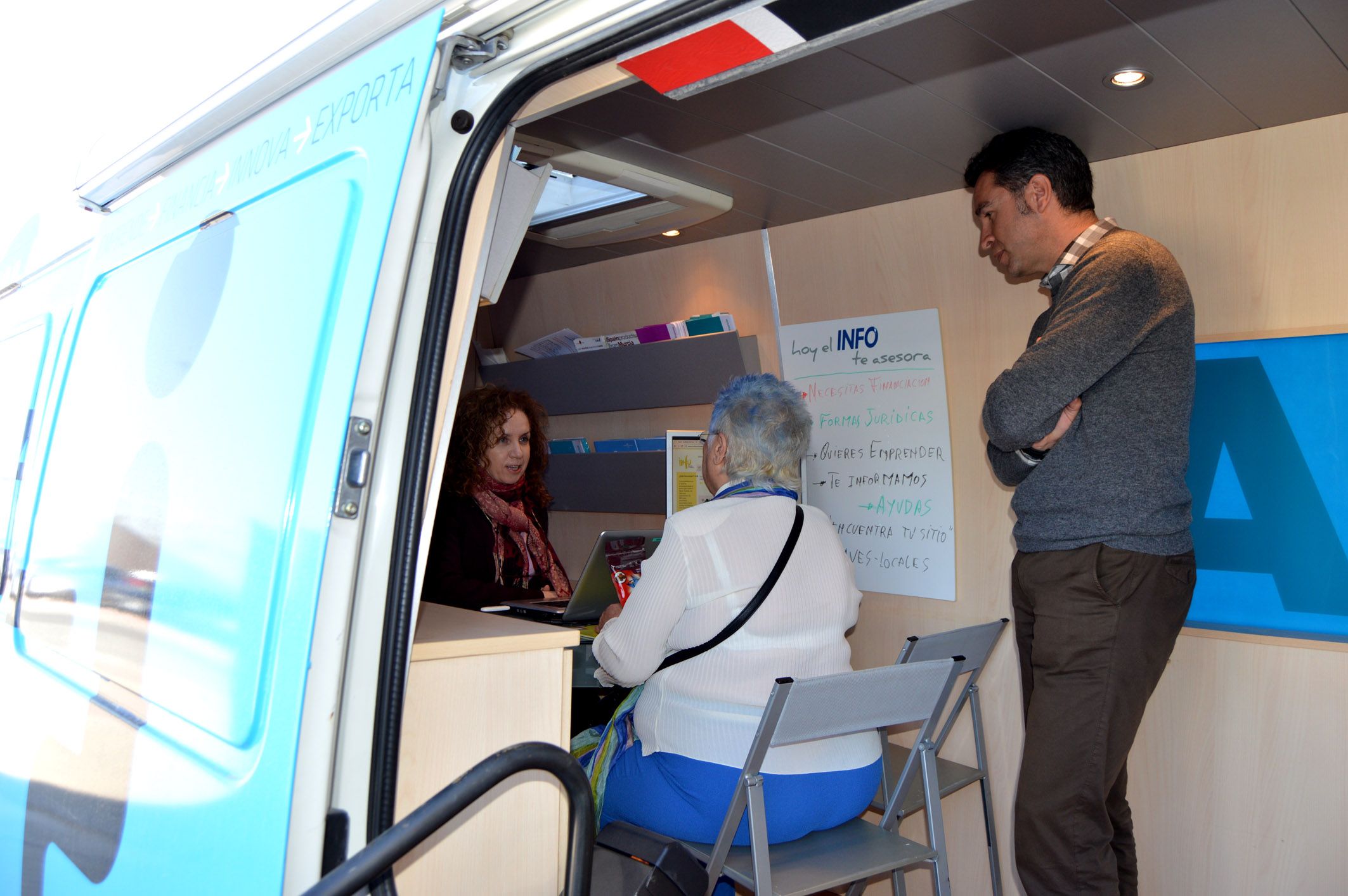 Nueva visita del INFOmóvil para prestar sus servicios en Las Torres de Cotillas