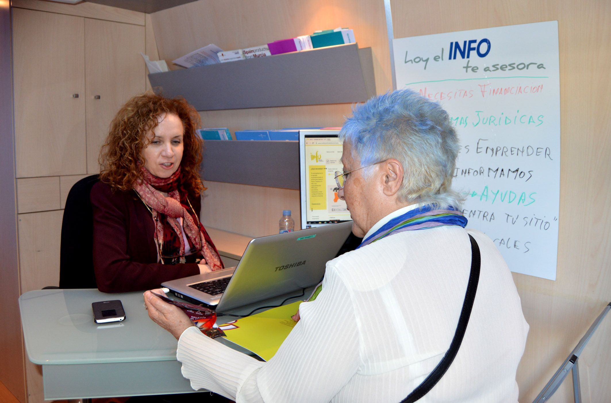 Nueva visita del INFOmóvil para prestar sus servicios en Las Torres de Cotillas3