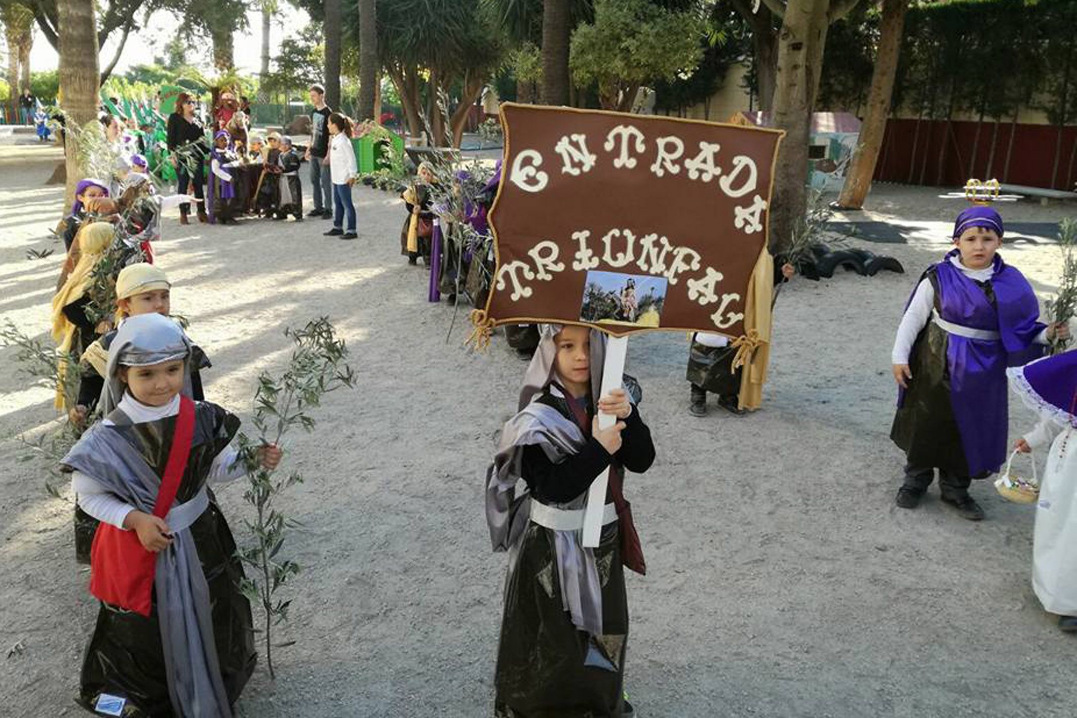 ‘Los Pasitos’ del colegio ‘Divino Maestro’ salieron en procesión un año más