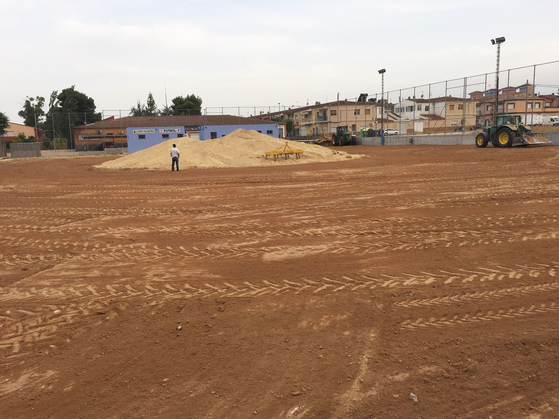 Comienzan las obras de instalación de césped artificial del campo municipal de fútbol 7 (2)