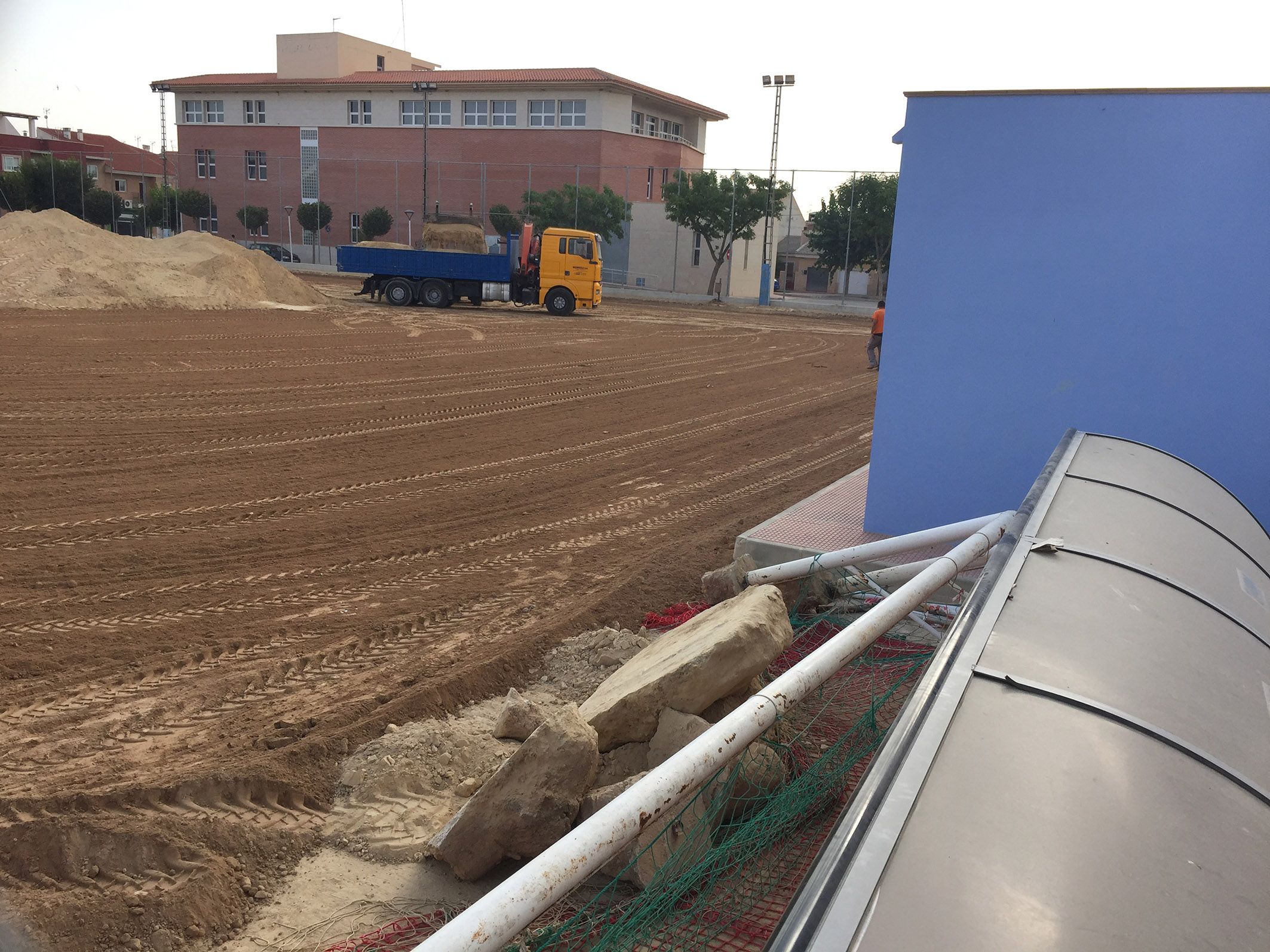 Comienzan las obras de instalación de césped artificial del campo municipal de fútbol 7