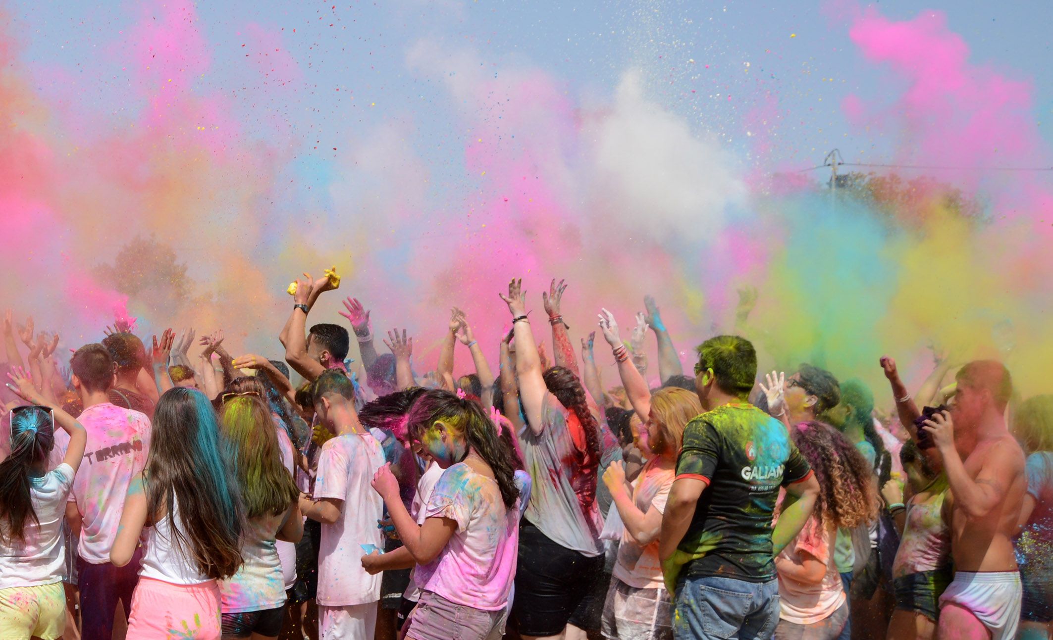 La tercera edición de la ‘Holi Festival’ volvió a llenar de color y diversión las Fiestas torreñas