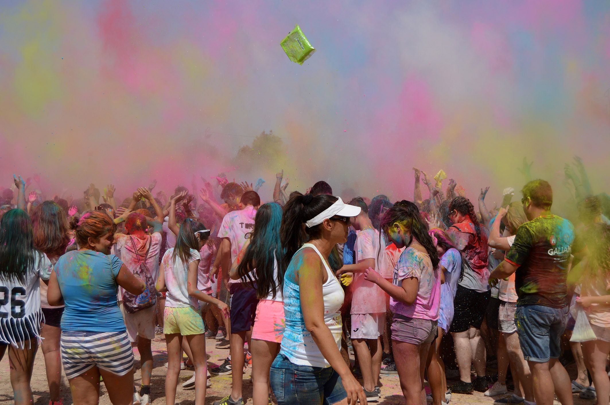 La tercera edición de la ‘Holi Festival’ volvió a llenar de color y diversión las Fiestas torreñas3