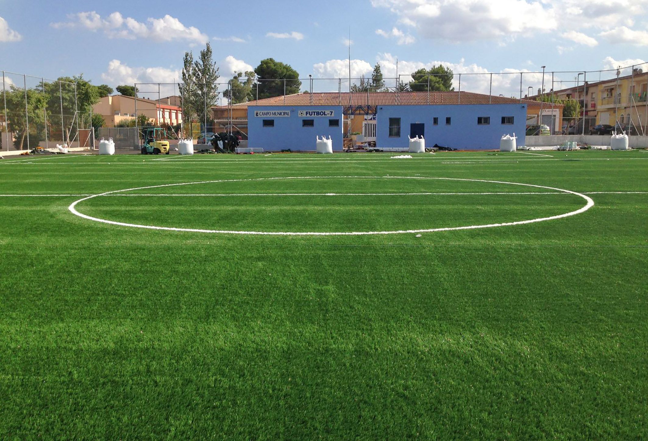 La instalación de césped artificial en el campo municipal de fútbol 7, en su recta final