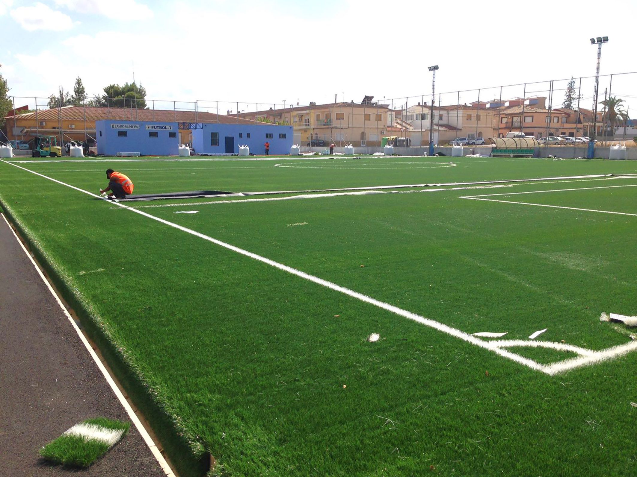 La instalación de césped artificial en el campo municipal de fútbol 7, en su recta final3
