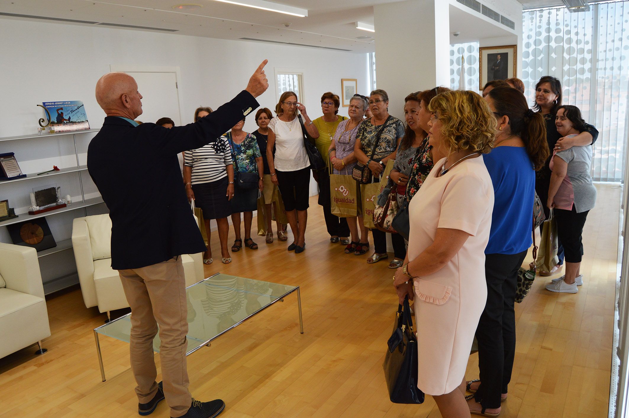 Las integrantes de la asociación de mujeres ‘Isabel González’ visitan el Ayuntamiento acompañadas del alcalde4