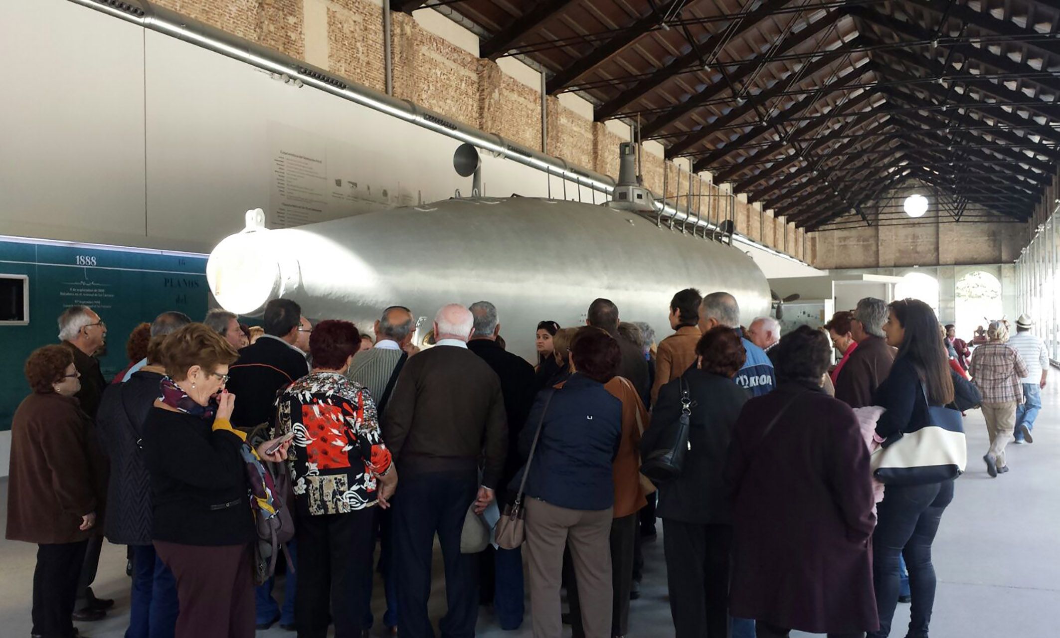 Medio centenar de socios del Hogar de las Personas Mayores torreño disfrutan de una visita a Cartagena2