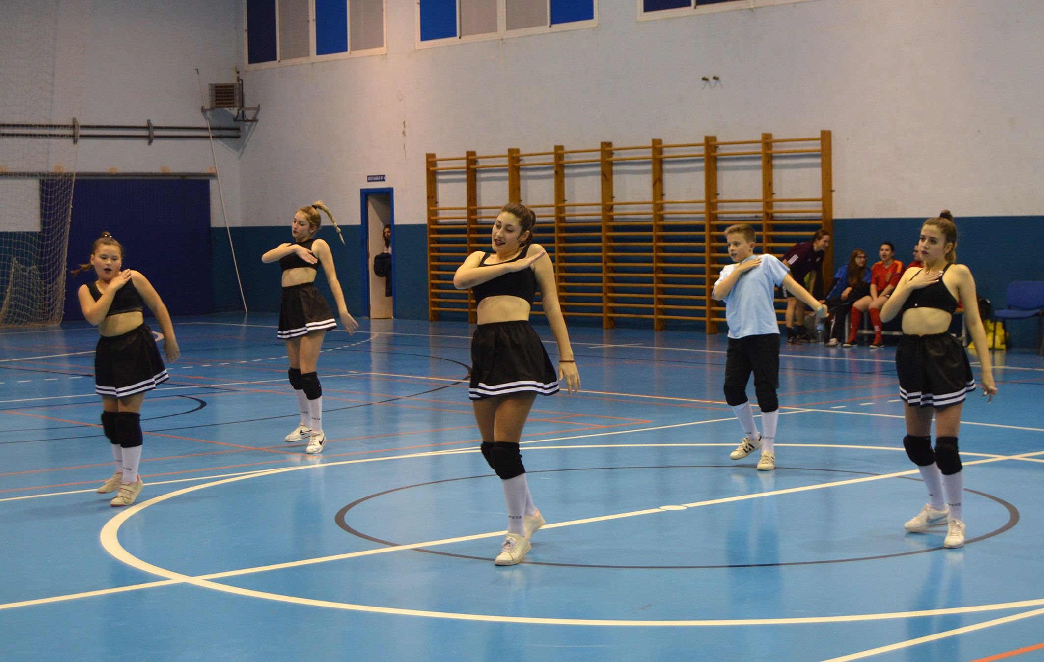 Gran espectáculo deportivo de ‘Los Páharos’ y ’20 de Copas’ en el tercer torneo de fútbol sala femenino ‘Por la Igualdad’ 10