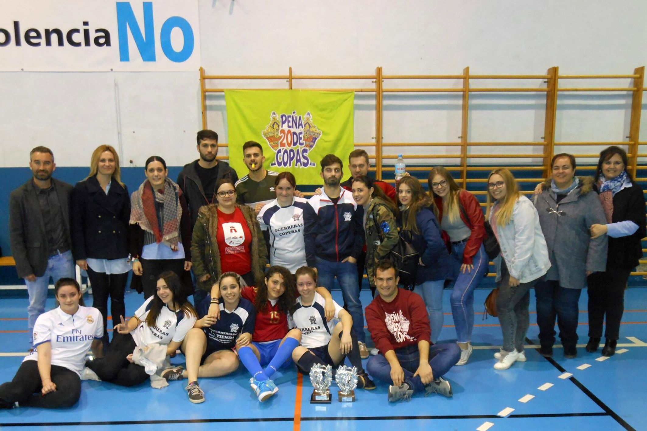 Gran espectáculo deportivo de ‘Los Páharos’ y ’20 de Copas’ en el tercer torneo de fútbol sala femenino ‘Por la Igualdad’ 11