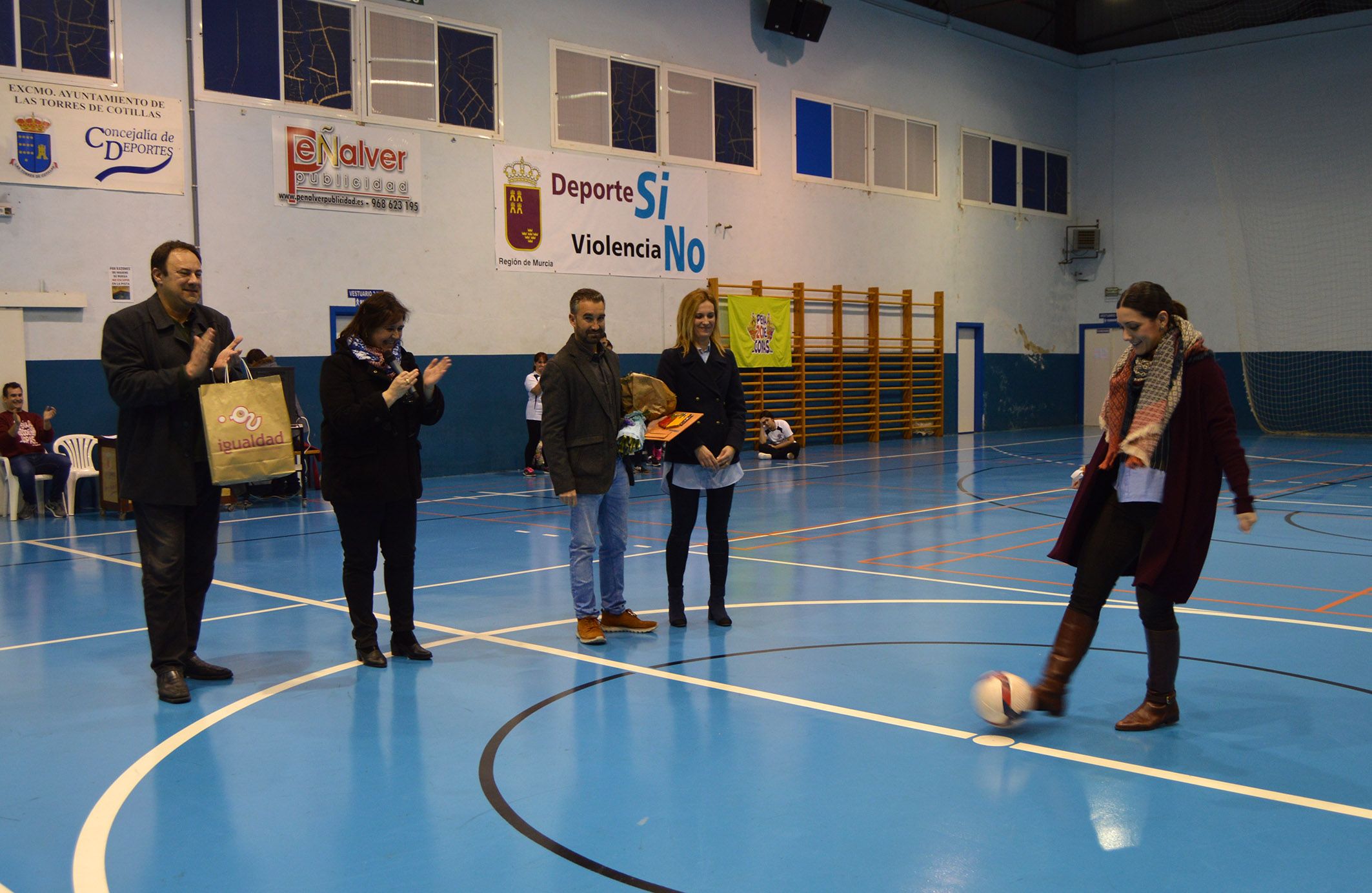 Gran espectáculo deportivo de ‘Los Páharos’ y ’20 de Copas’ en el tercer torneo de fútbol sala femenino ‘Por la Igualdad’ 2