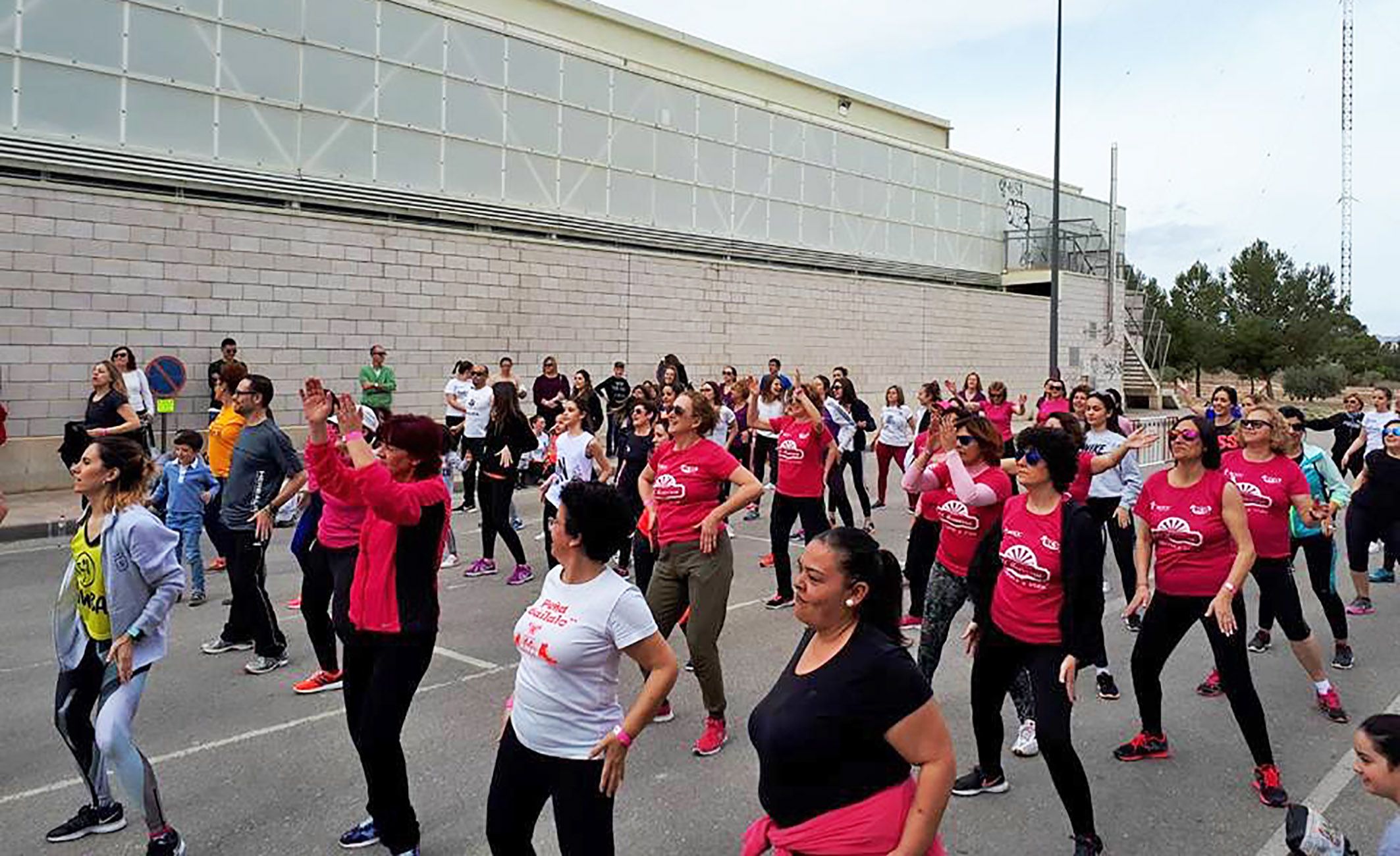 Las Torres de Cotillas practica zumba para recaudar fondos contra el cáncer