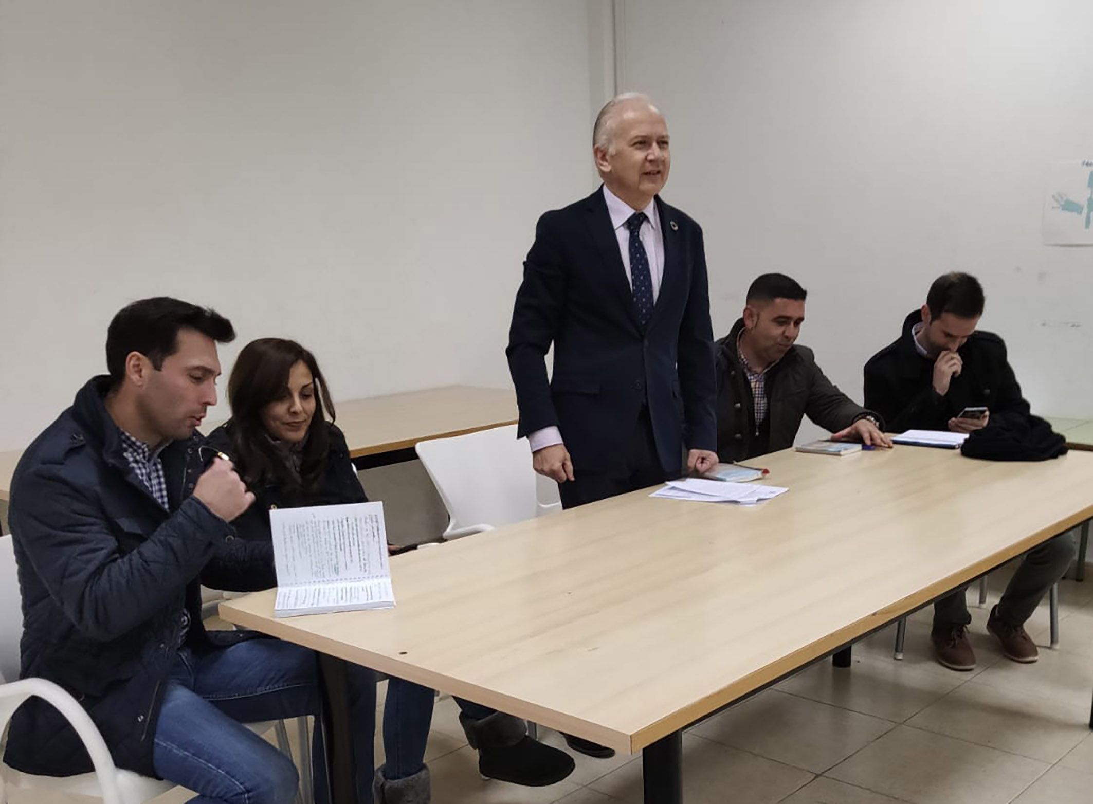 El equipo de gobierno informa a los vecinos de las mejoras proyectadas en el barrio del Carmen El equipo de gobierno informa a los vecinos de las mejoras proyectadas en el barrio del Carmen