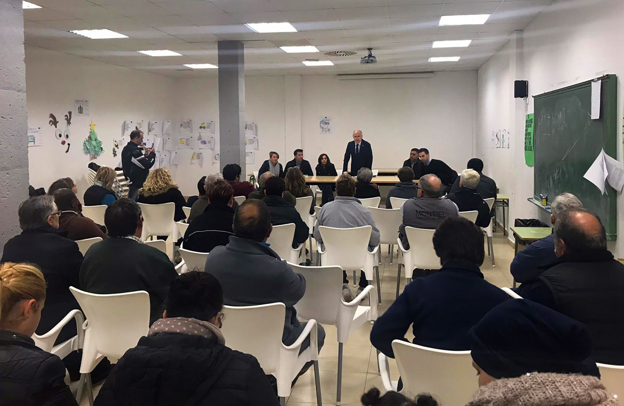 El equipo de gobierno informa a los vecinos de las mejoras proyectadas en el barrio del Carmen2 El equipo de gobierno informa a los vecinos de las mejoras proyectadas en el barrio del Carmen2