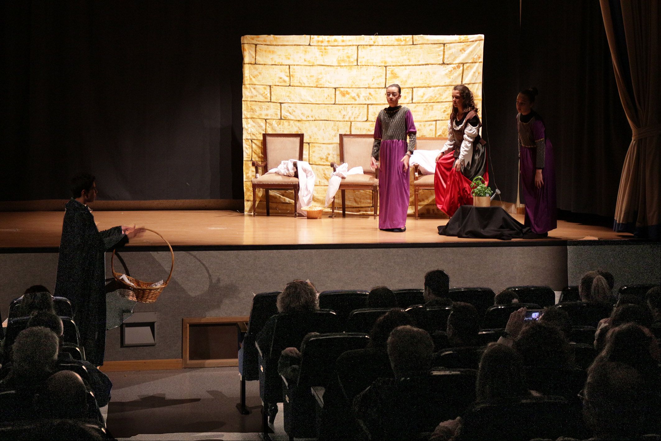 El grupo de teatro coeducativo inicia con una divertida obra las actividades para celebrar el 8 de marzo5 El grupo de teatro coeducativo inicia con una divertida obra las actividades para celebrar el 8 de marzo5