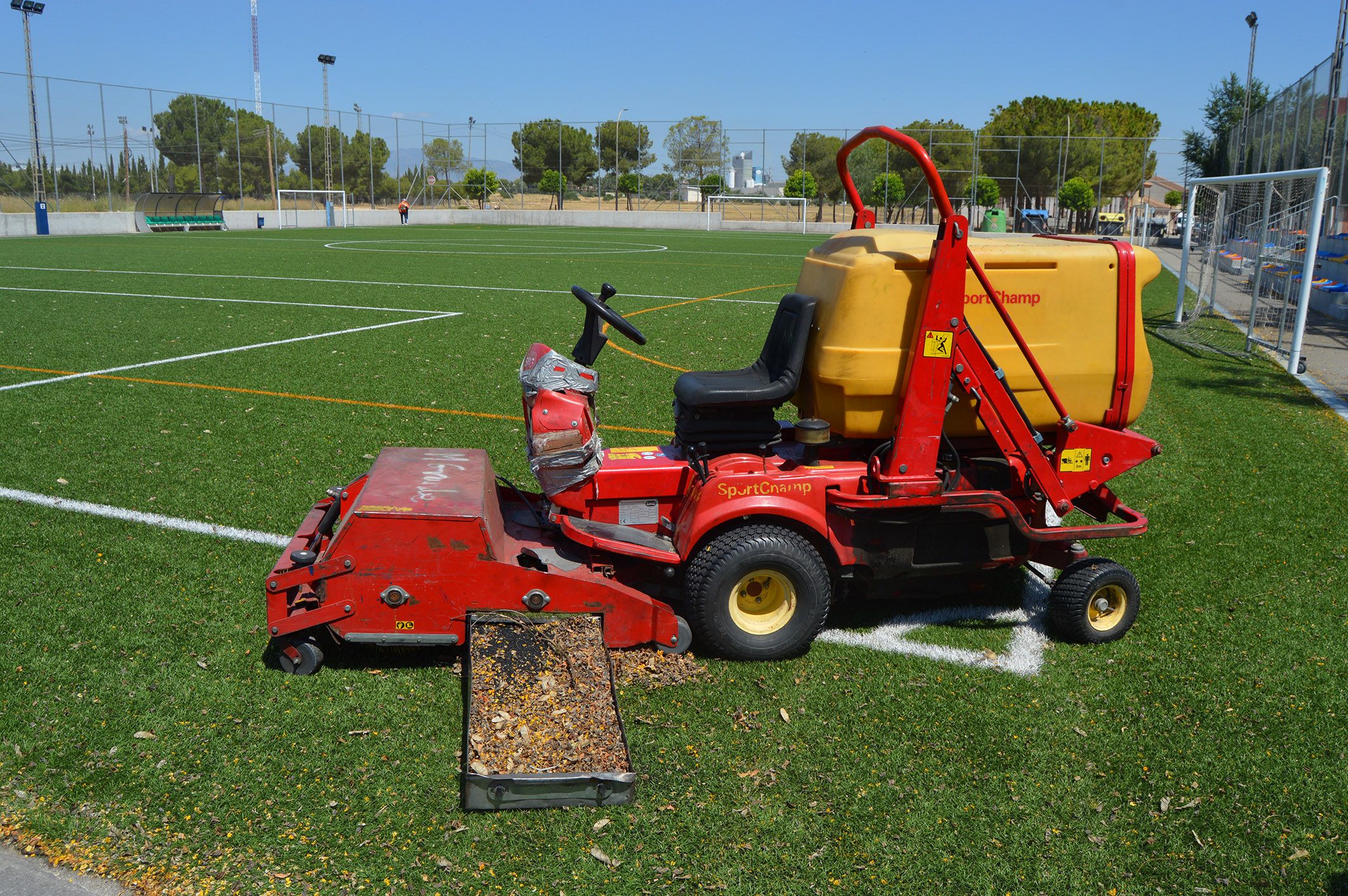 La Concejalía de Salud y Deporte afronta las labores anuales de mantenimiento del campo de fútbol 7 4