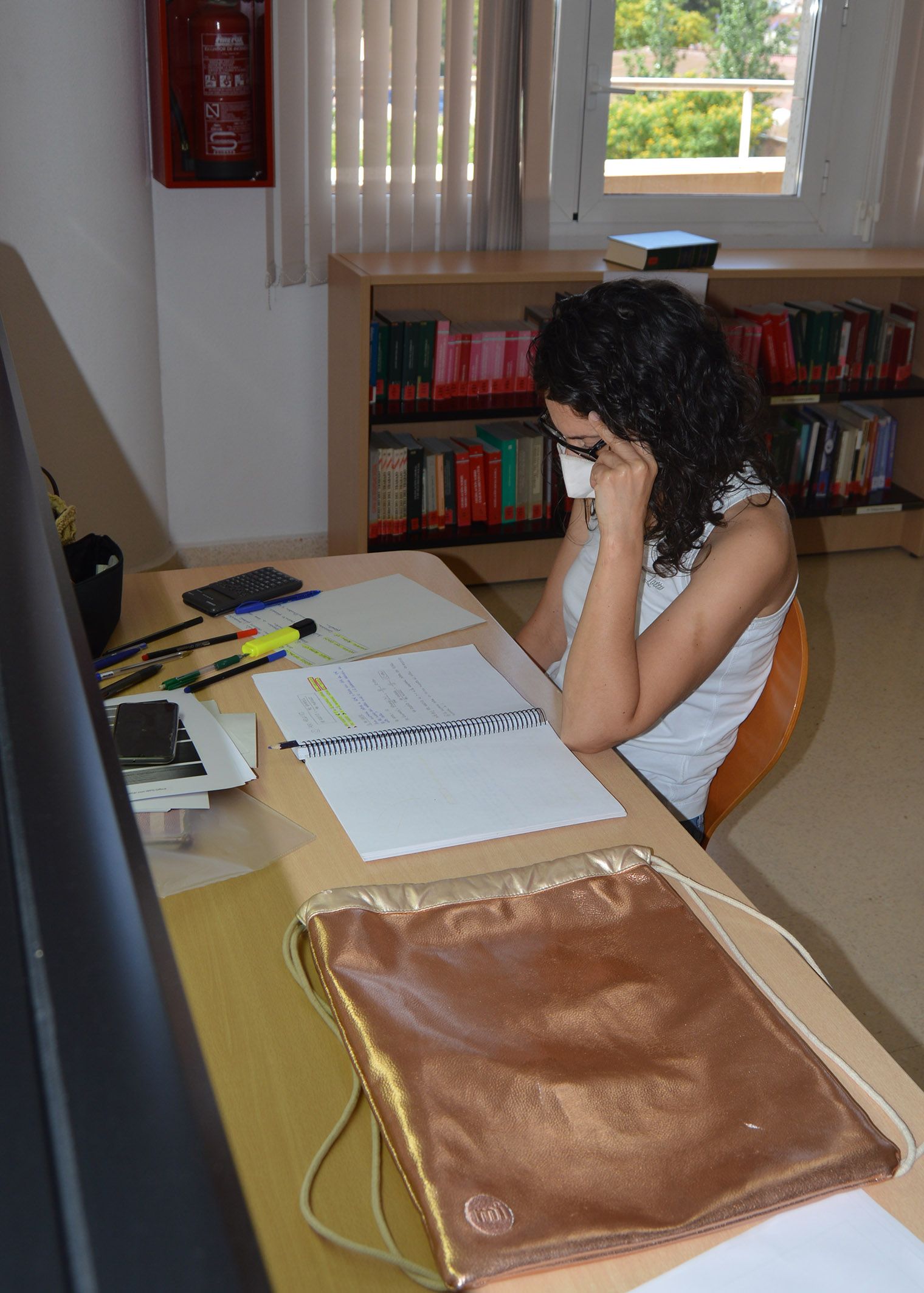 La sala de consulta de la biblioteca municipal a disposición de sus usuarios4