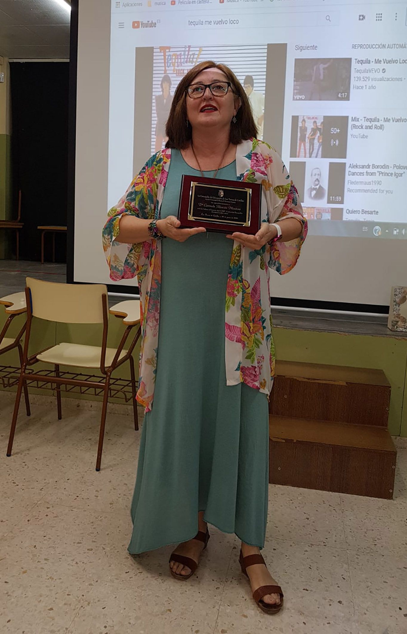 Entrega de placa a la Directora del CEIP Valentín Buendía.