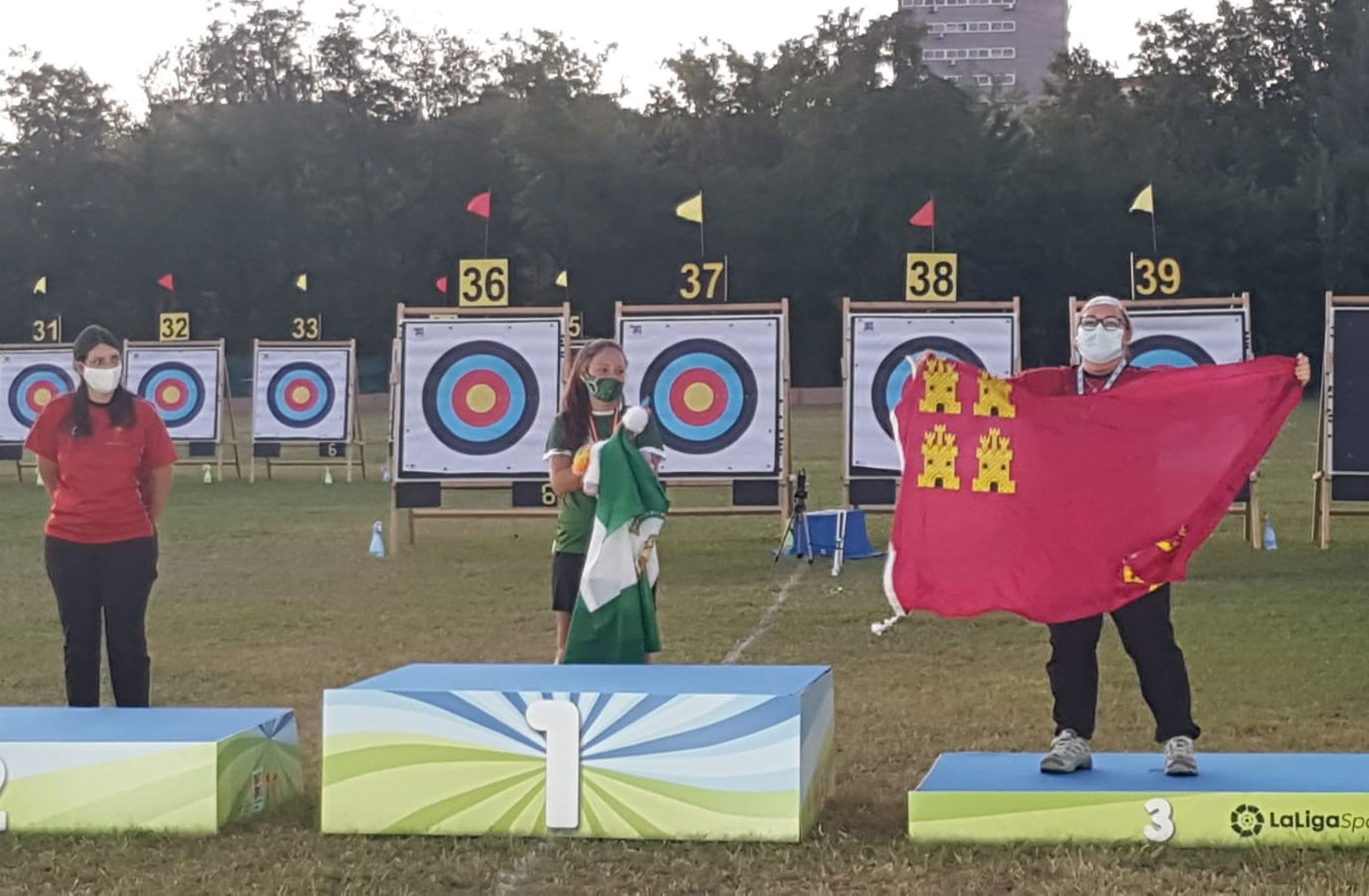 La arquera torreña Mónica Puche bronce en el nacional de arco desnudo1