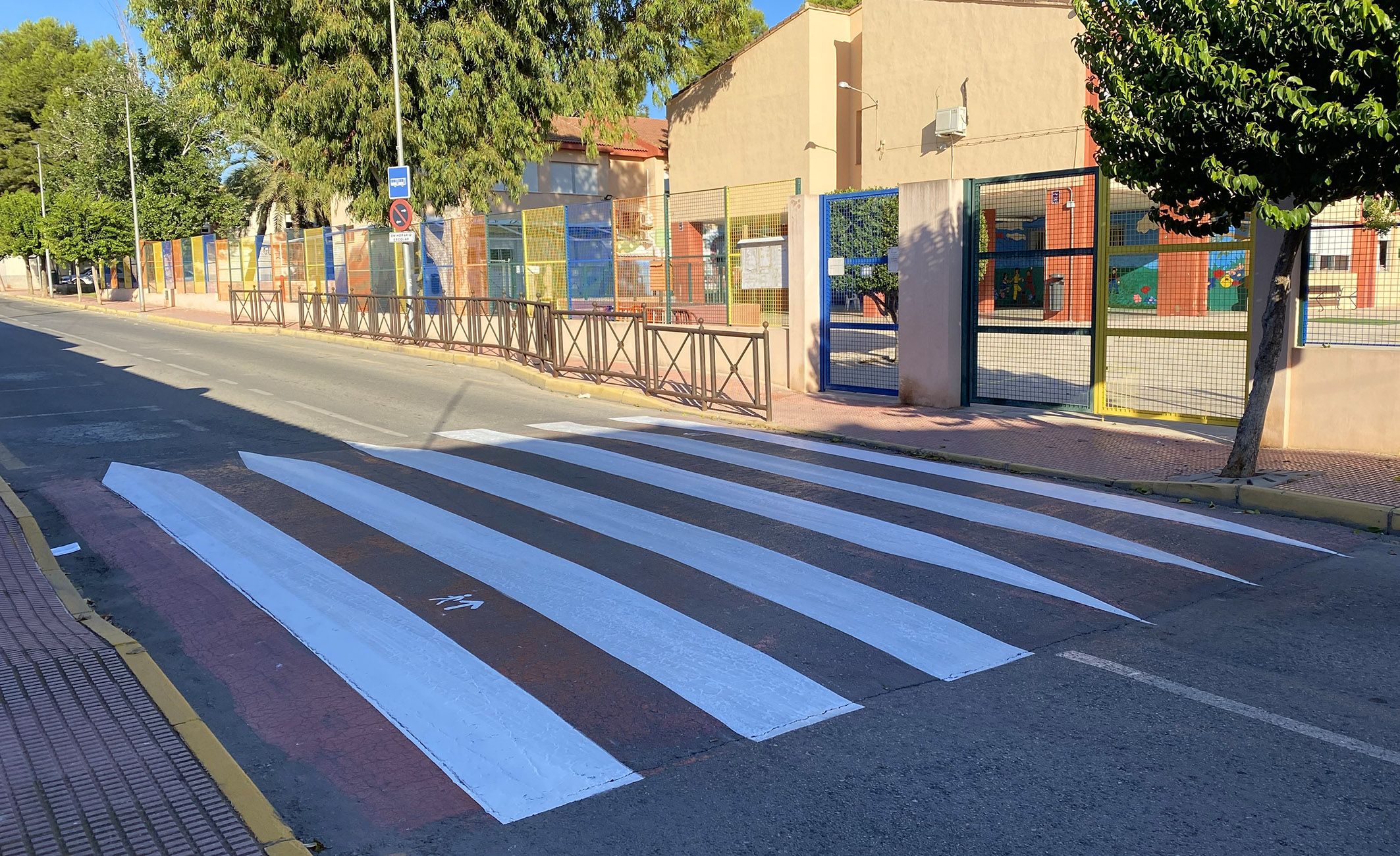 Repintados los pasos de cebra en los entornos de los centros docentes del municipio5