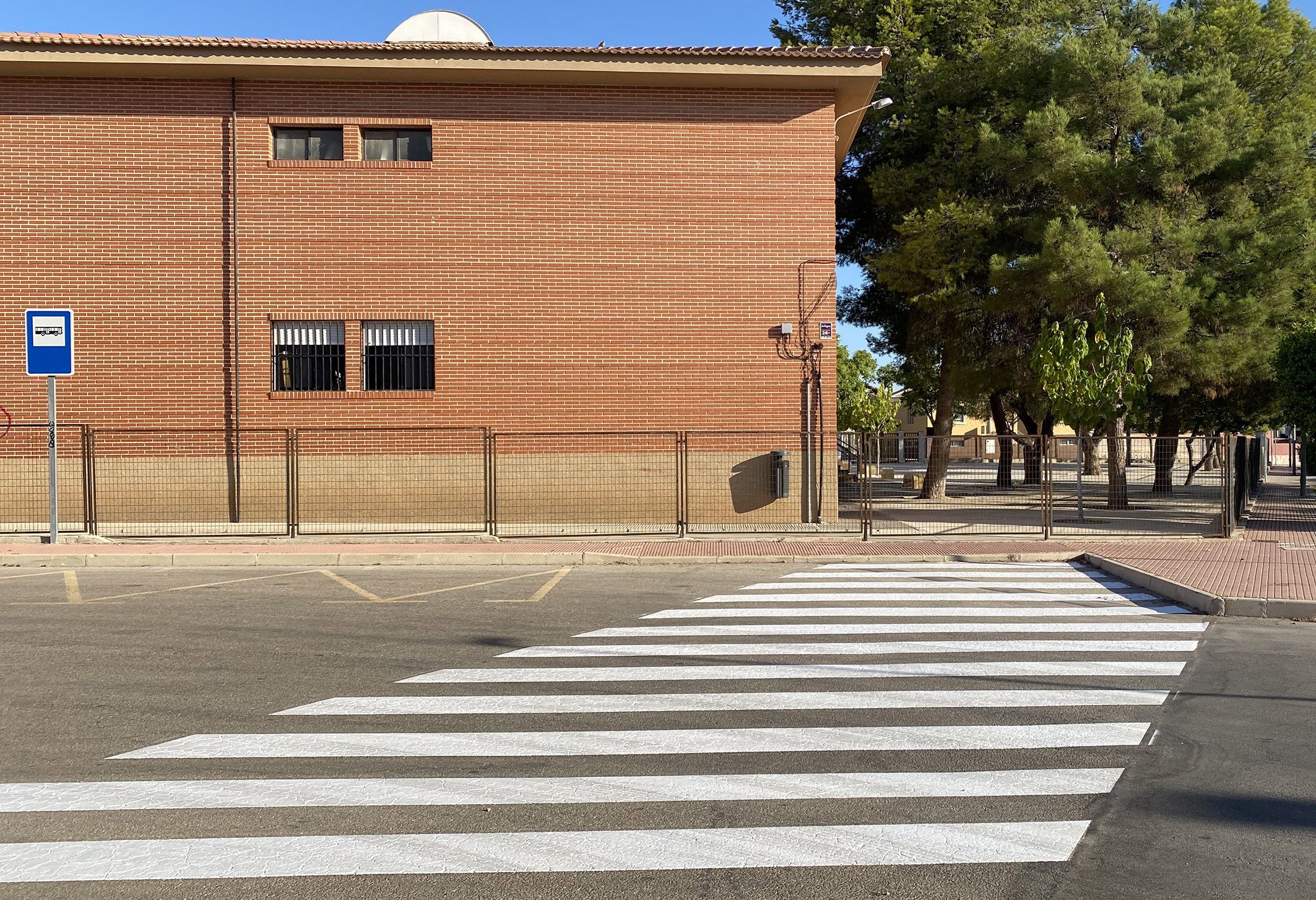 Repintados los pasos de cebra en los entornos de los centros docentes del municipio6